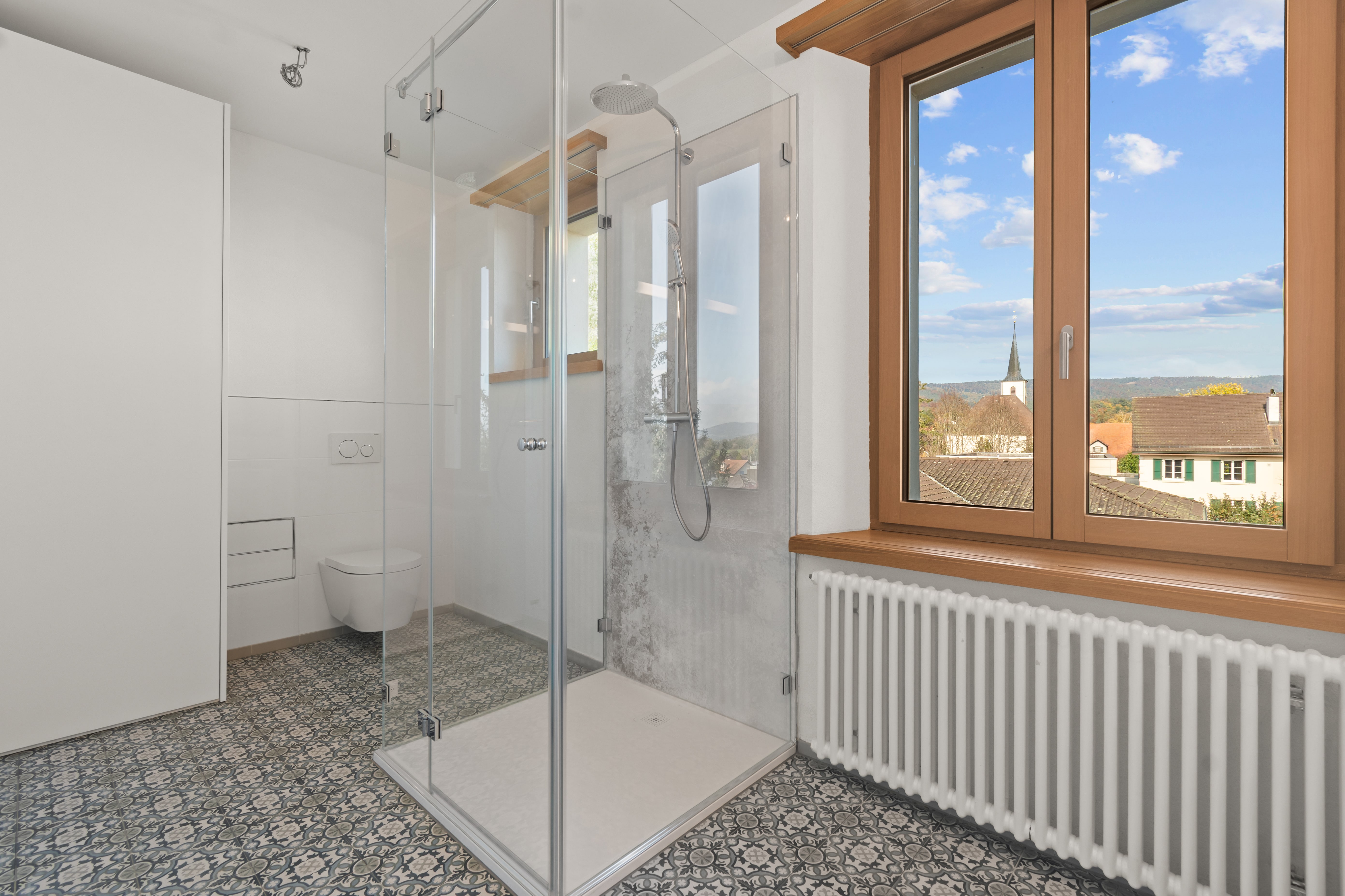 Modernes Badezimmer mit Dusche und WC