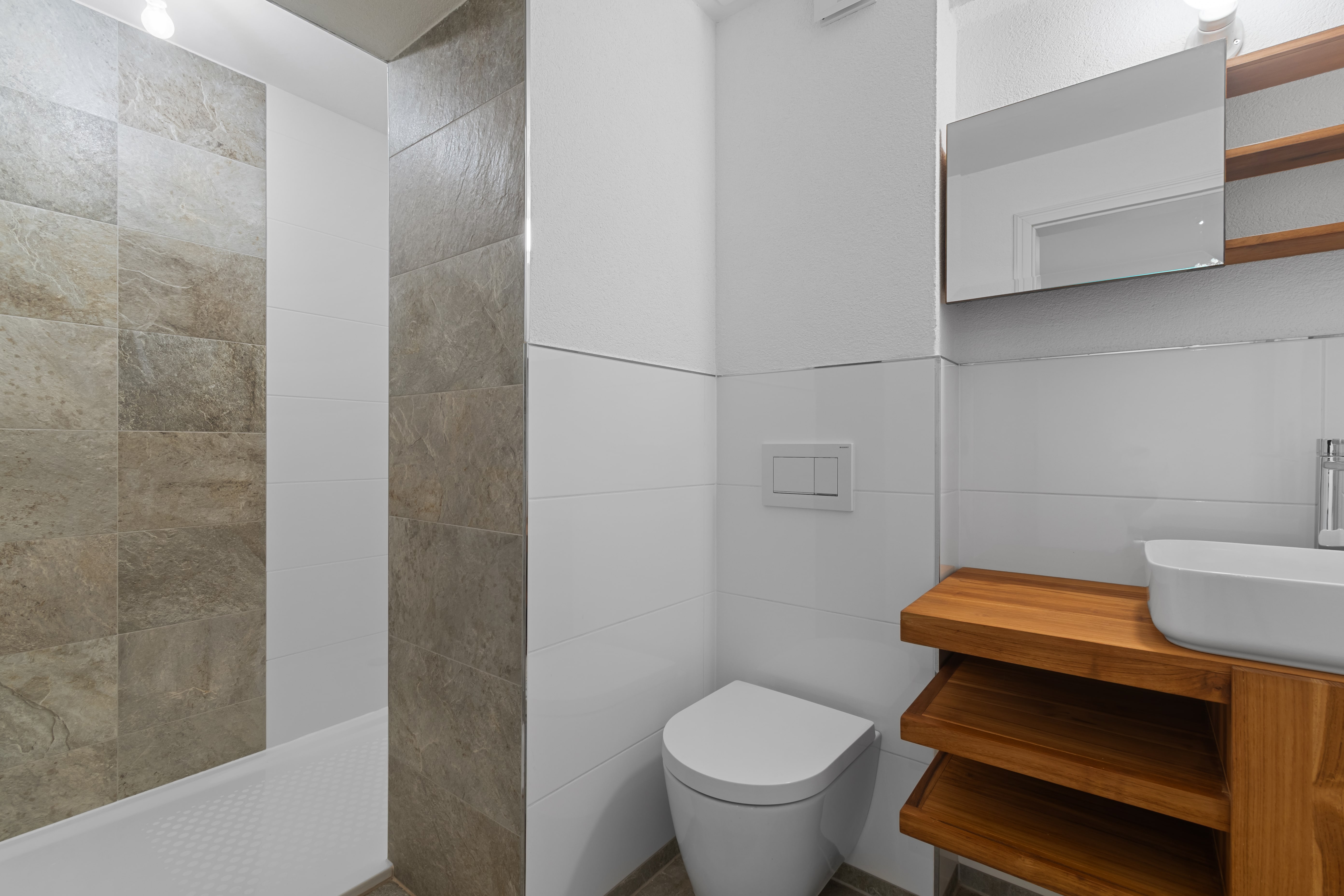Modernes Badezimmer mit Dusche und WC