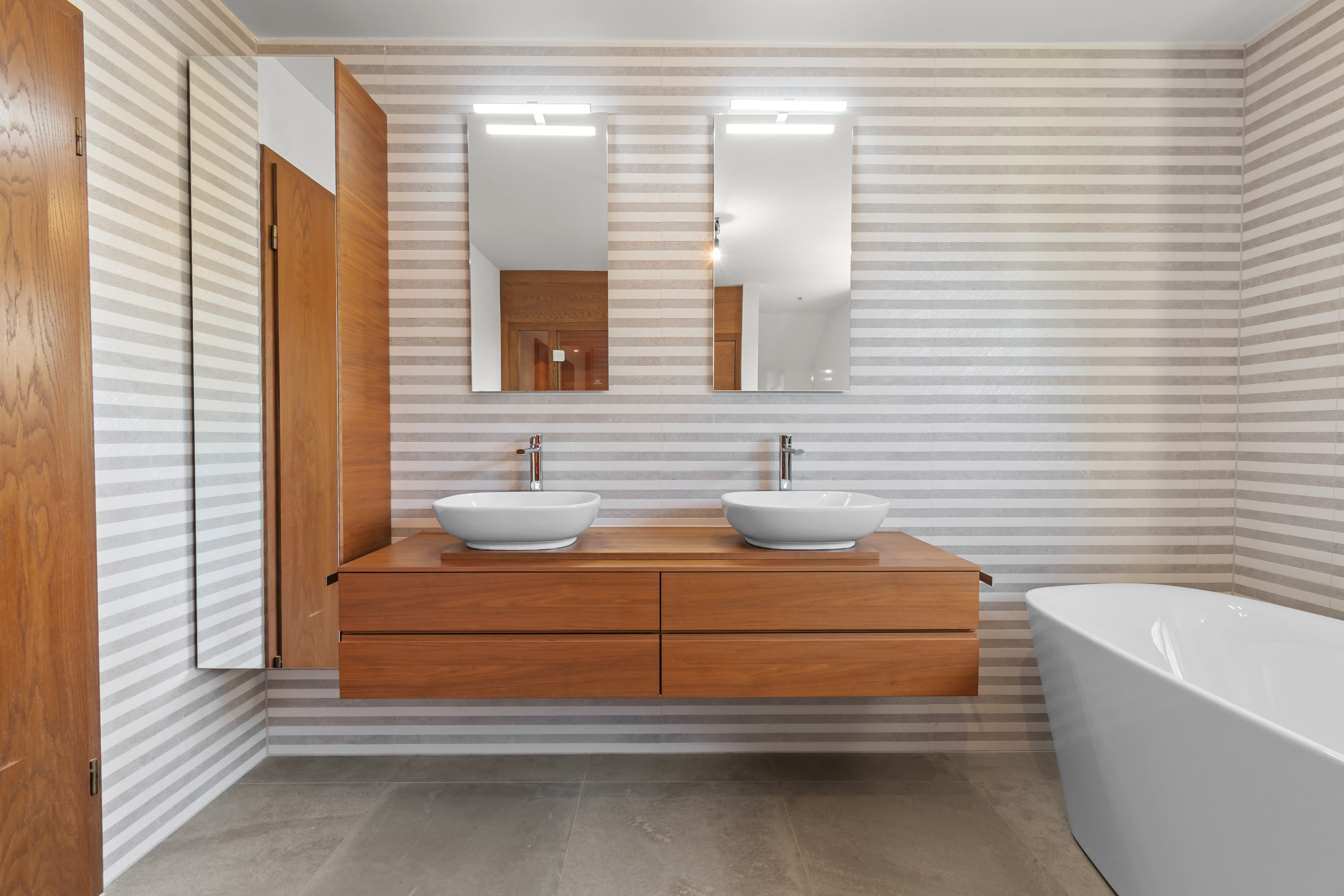 Modernes Badezimmer mit Doppelwaschtisch und freistehender Wanne
