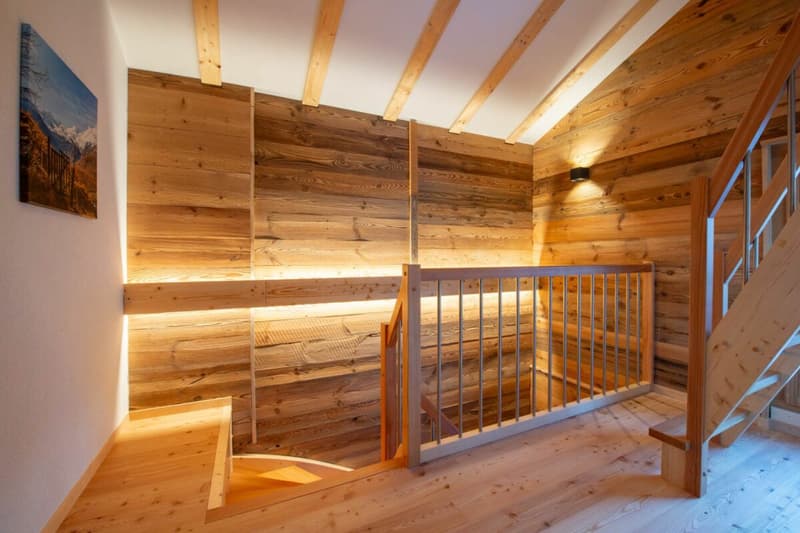Holztreppe mit Galerie und Holzverkleidung
