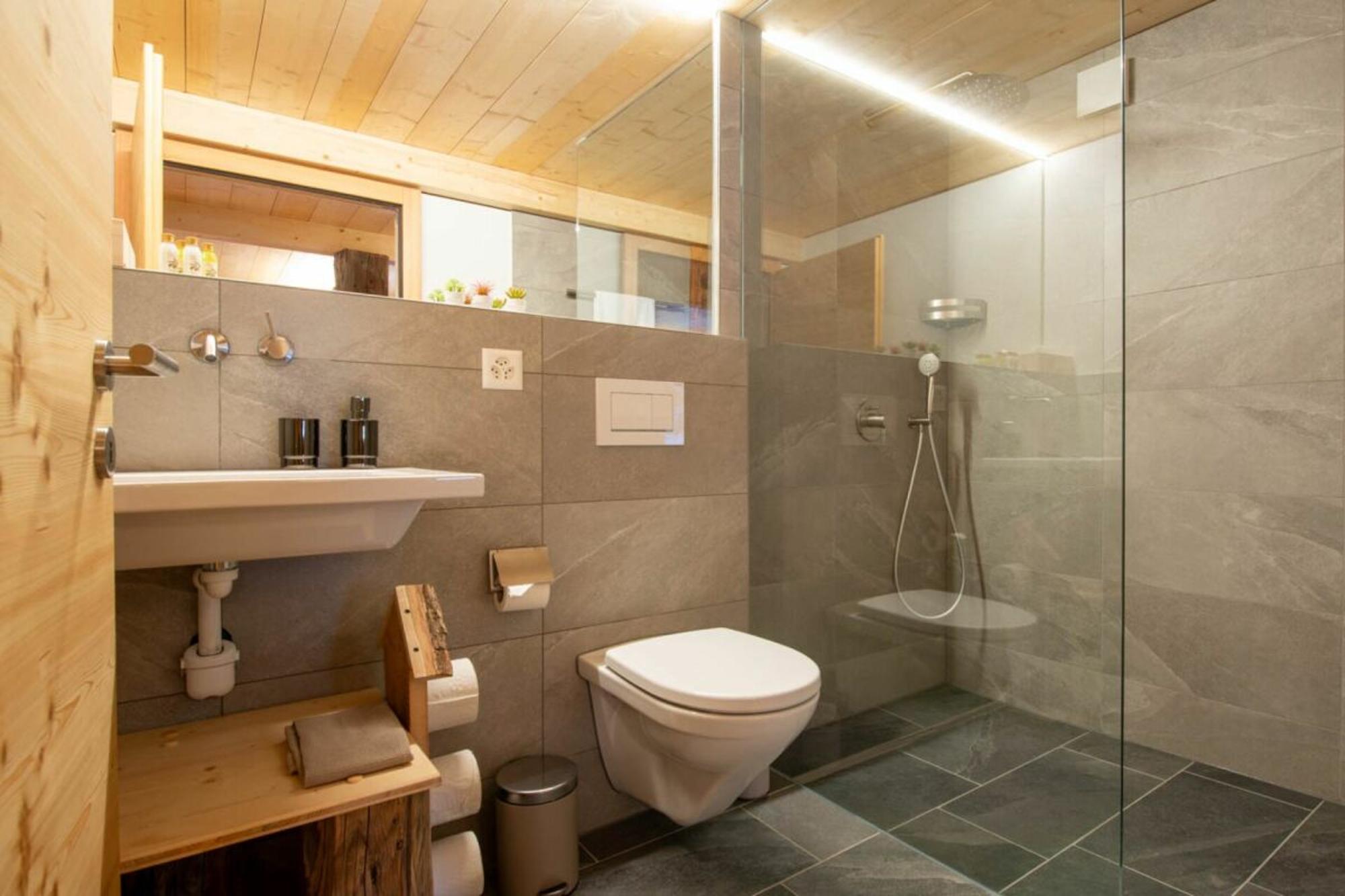Modernes Badezimmer mit Dusche und Wand-WC