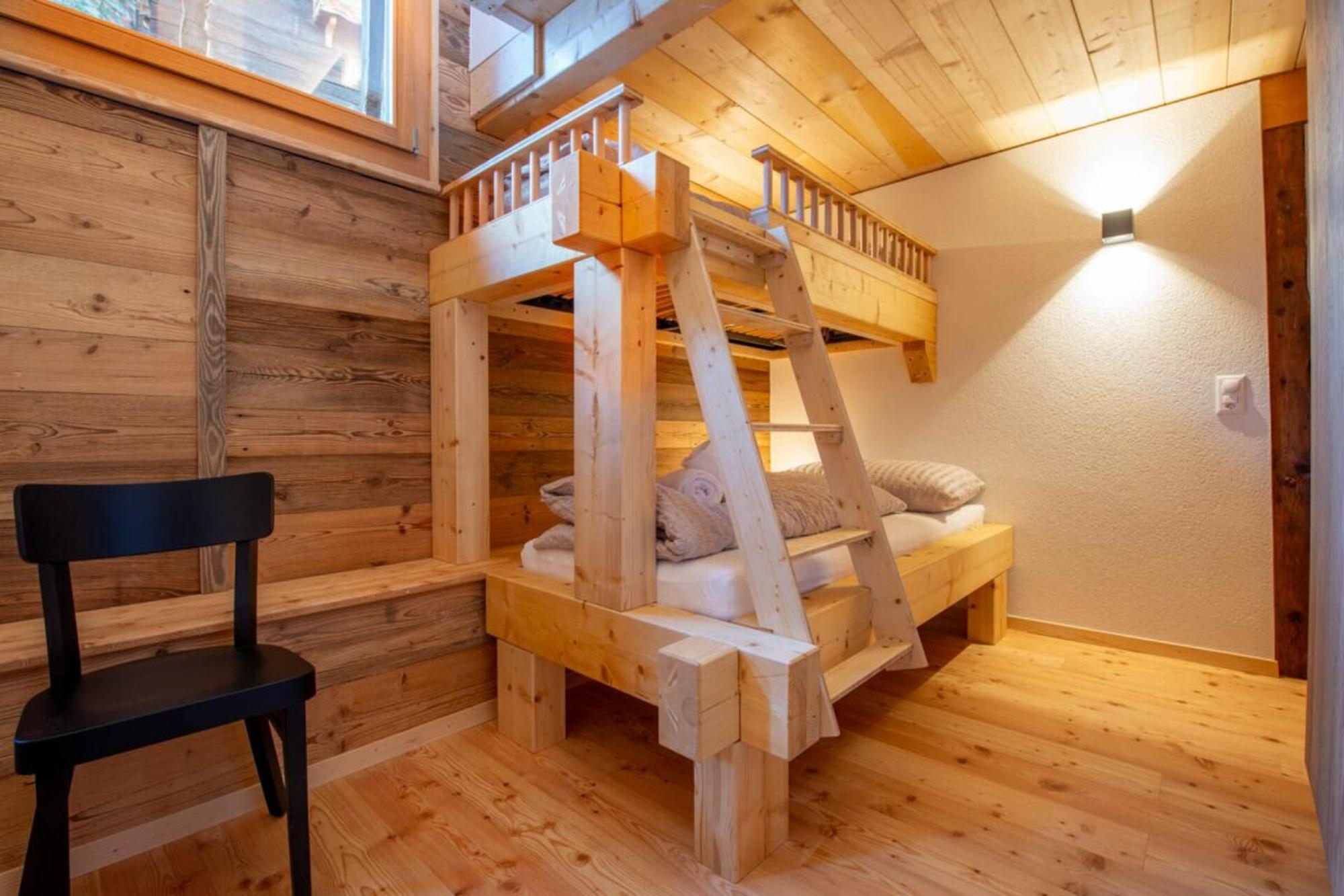 Gemütliches Holzschlafzimmer mit Hochbett