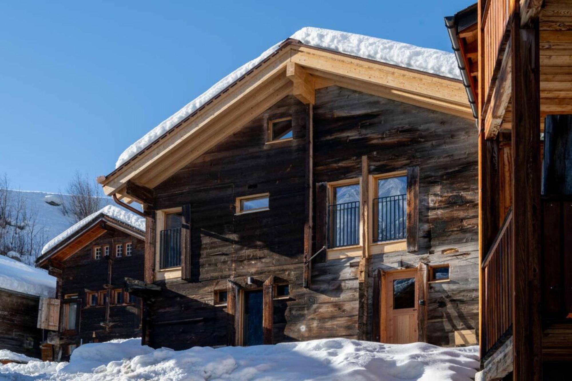 Alpines Holzhaus im Schnee