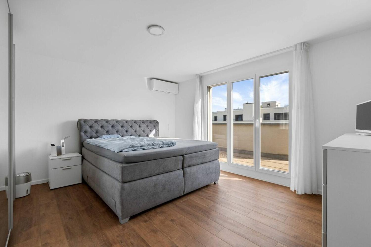 Modernes Schlafzimmer mit Balkonzugang