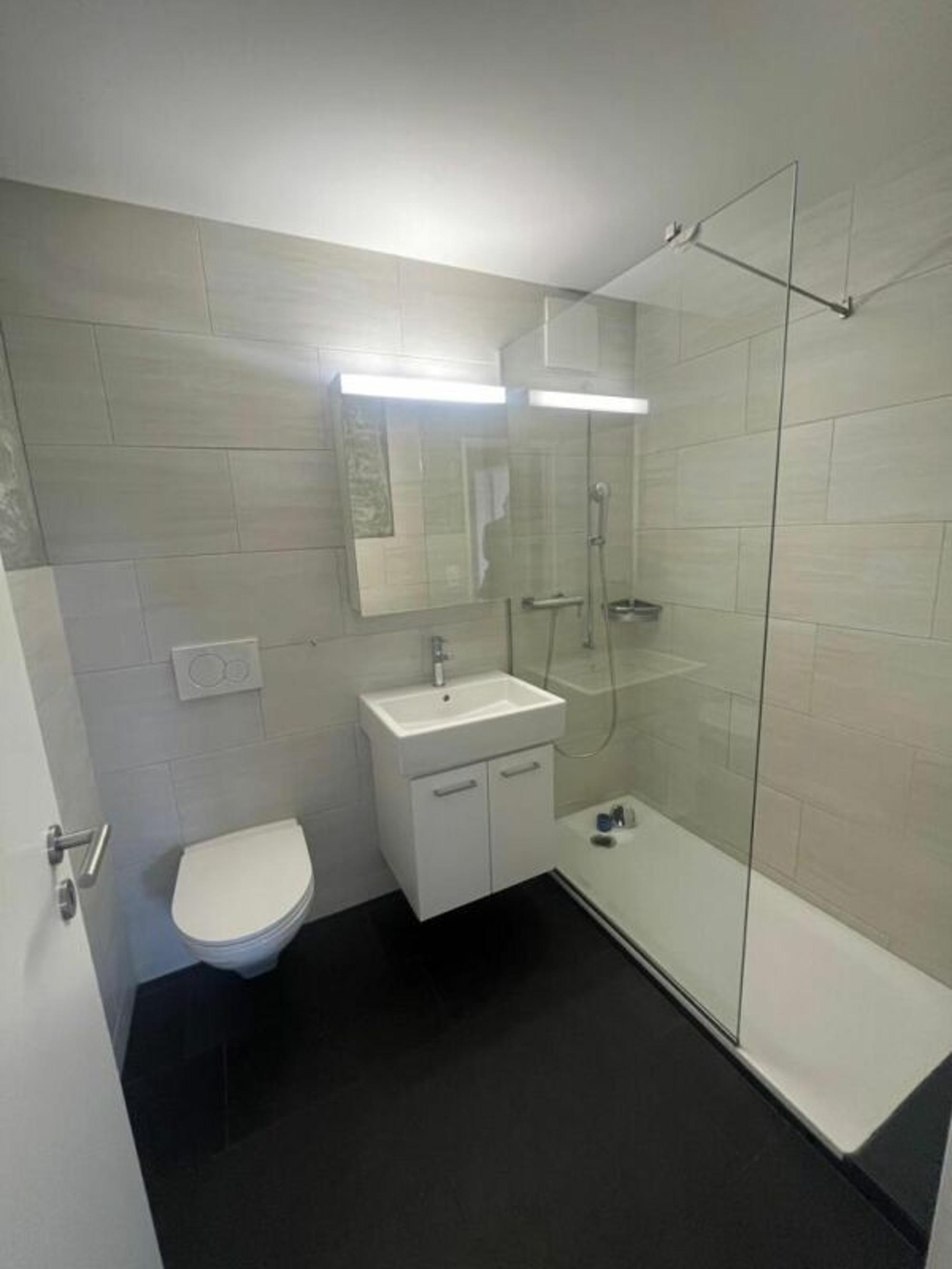 Modernes Badezimmer mit Dusche und Wand-WC