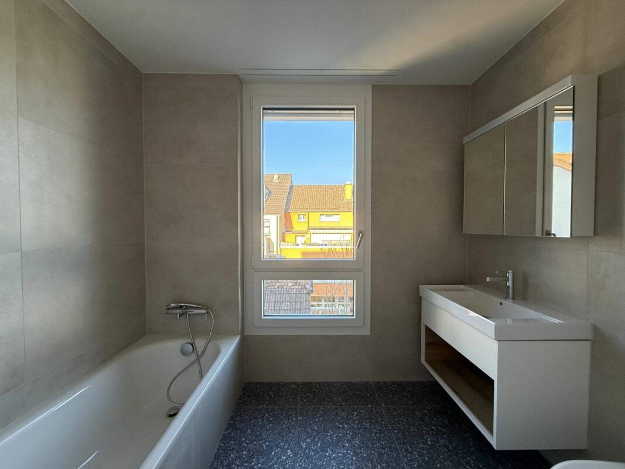 Modernes Badezimmer mit Fenster und Badewanne