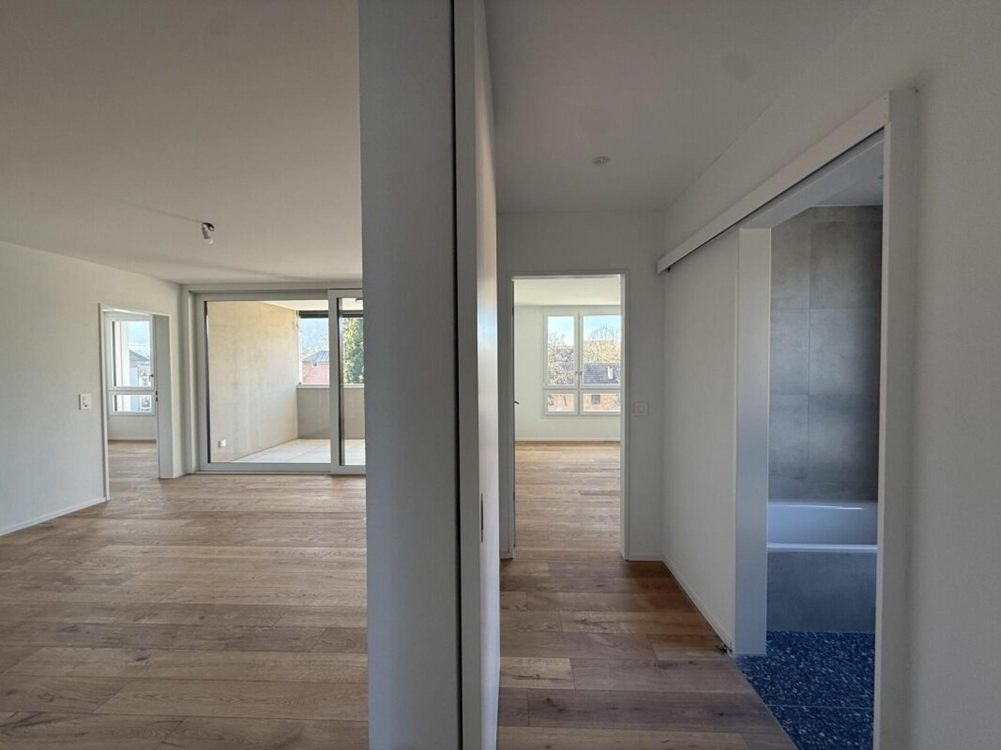 Heller offener Wohnbereich mit Blick in angrenzende Räume
