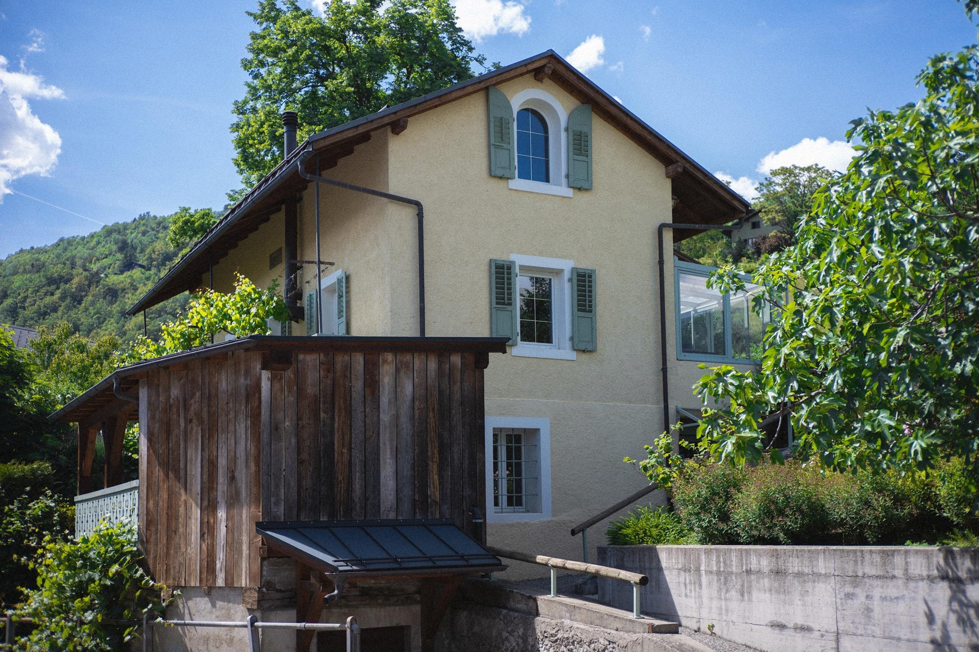 Außenansicht eines Hauses in Hanglage