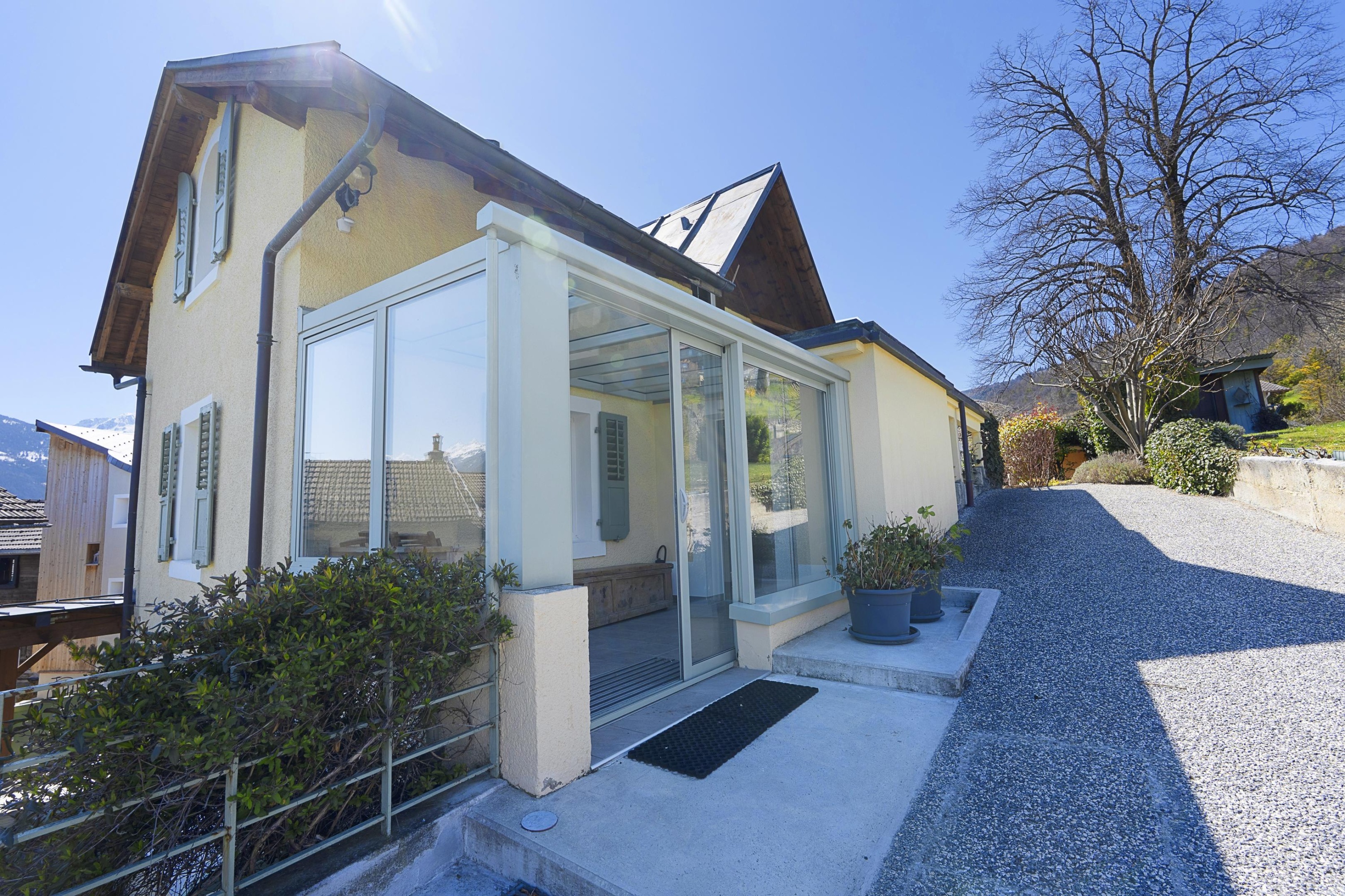 Außenansicht eines Hauses mit Wintergarten