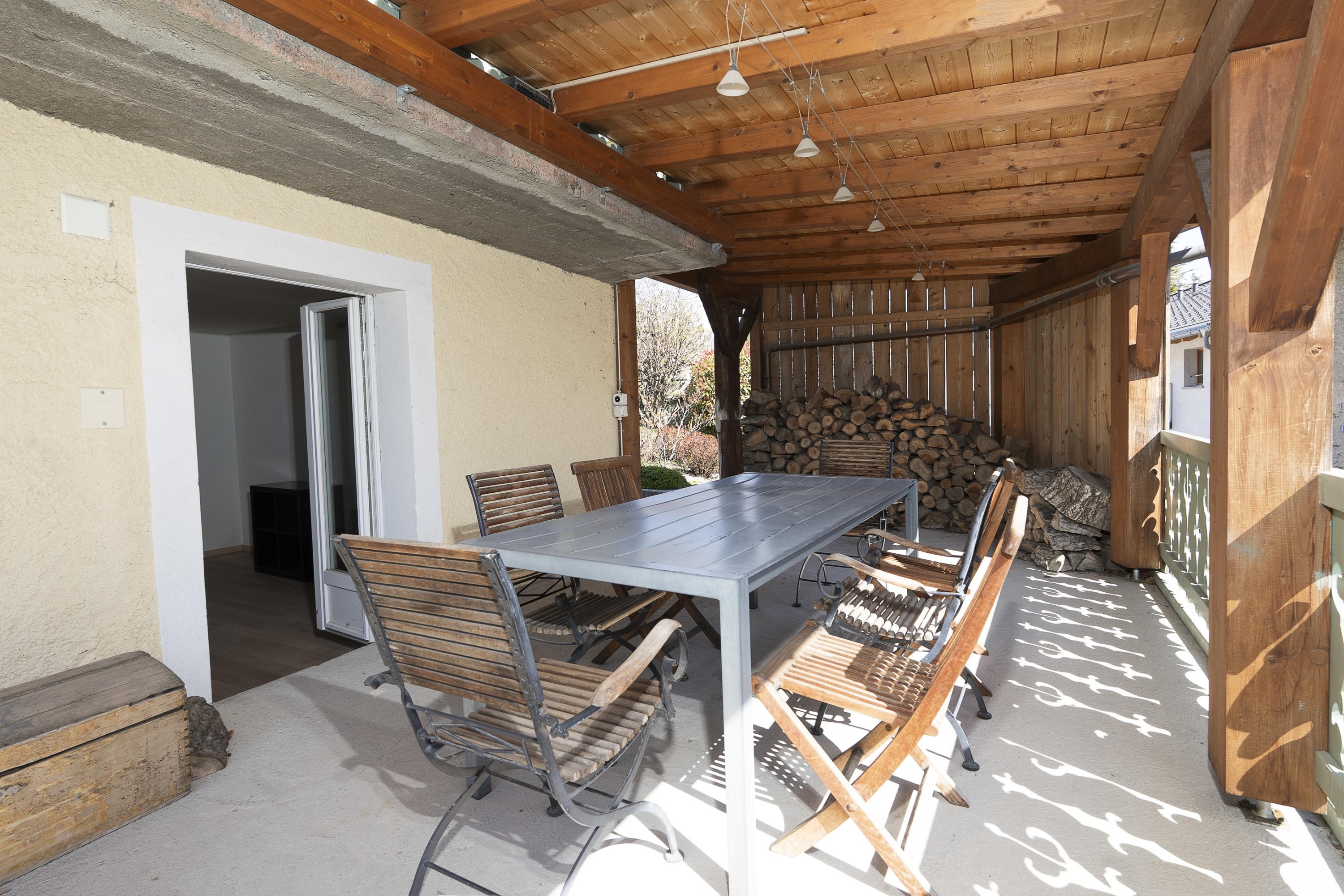 Überdachte Terrasse mit Essplatz