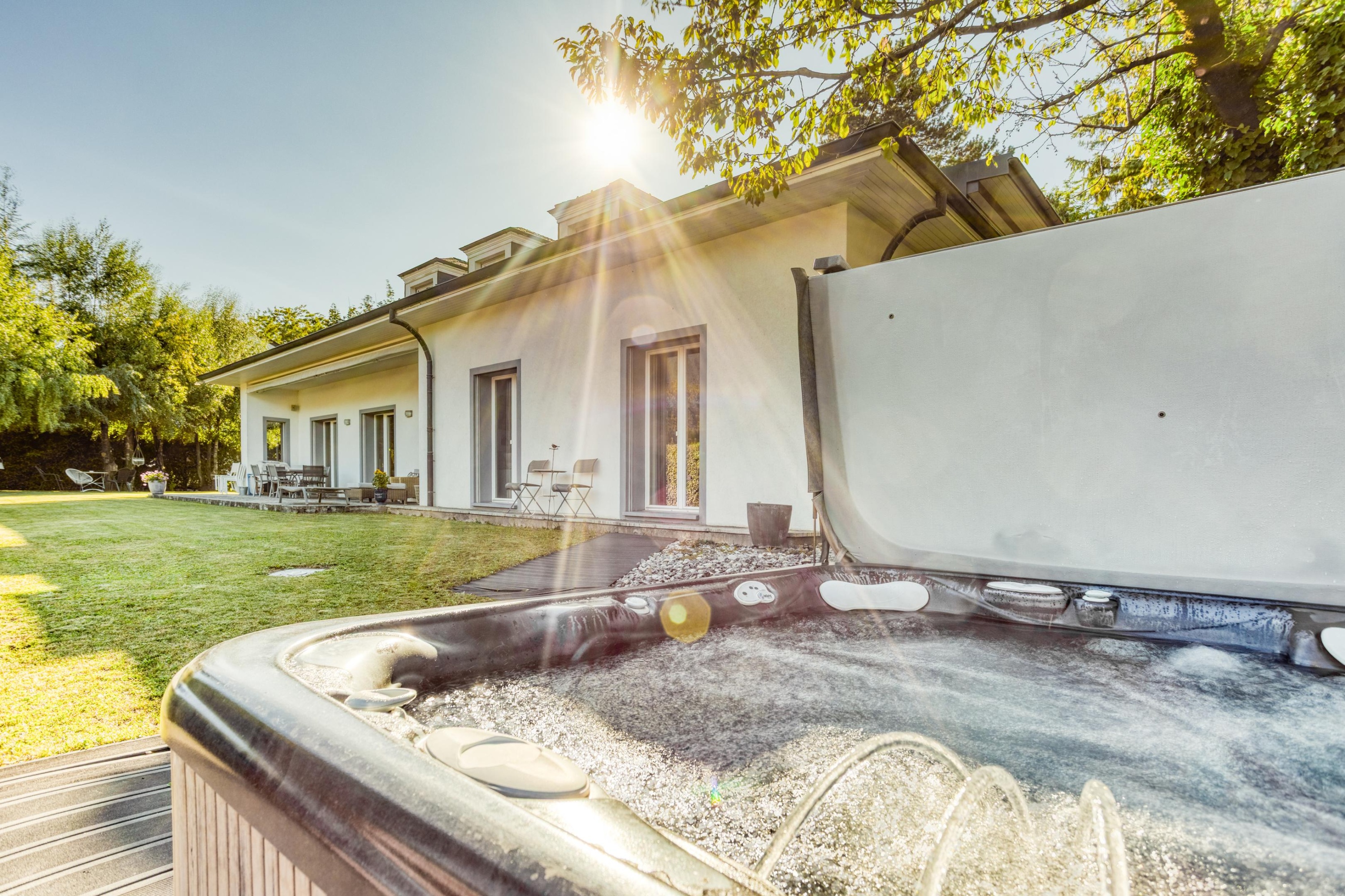 Außenansicht mit Garten und Whirlpool
