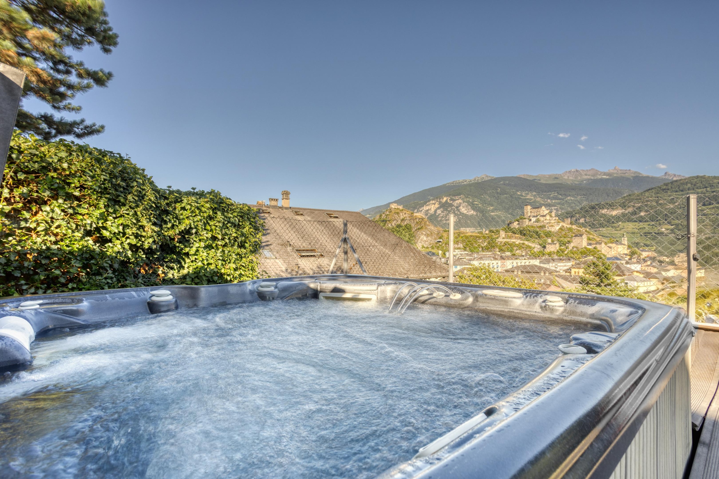 Außenansicht mit Whirlpool und Bergblick