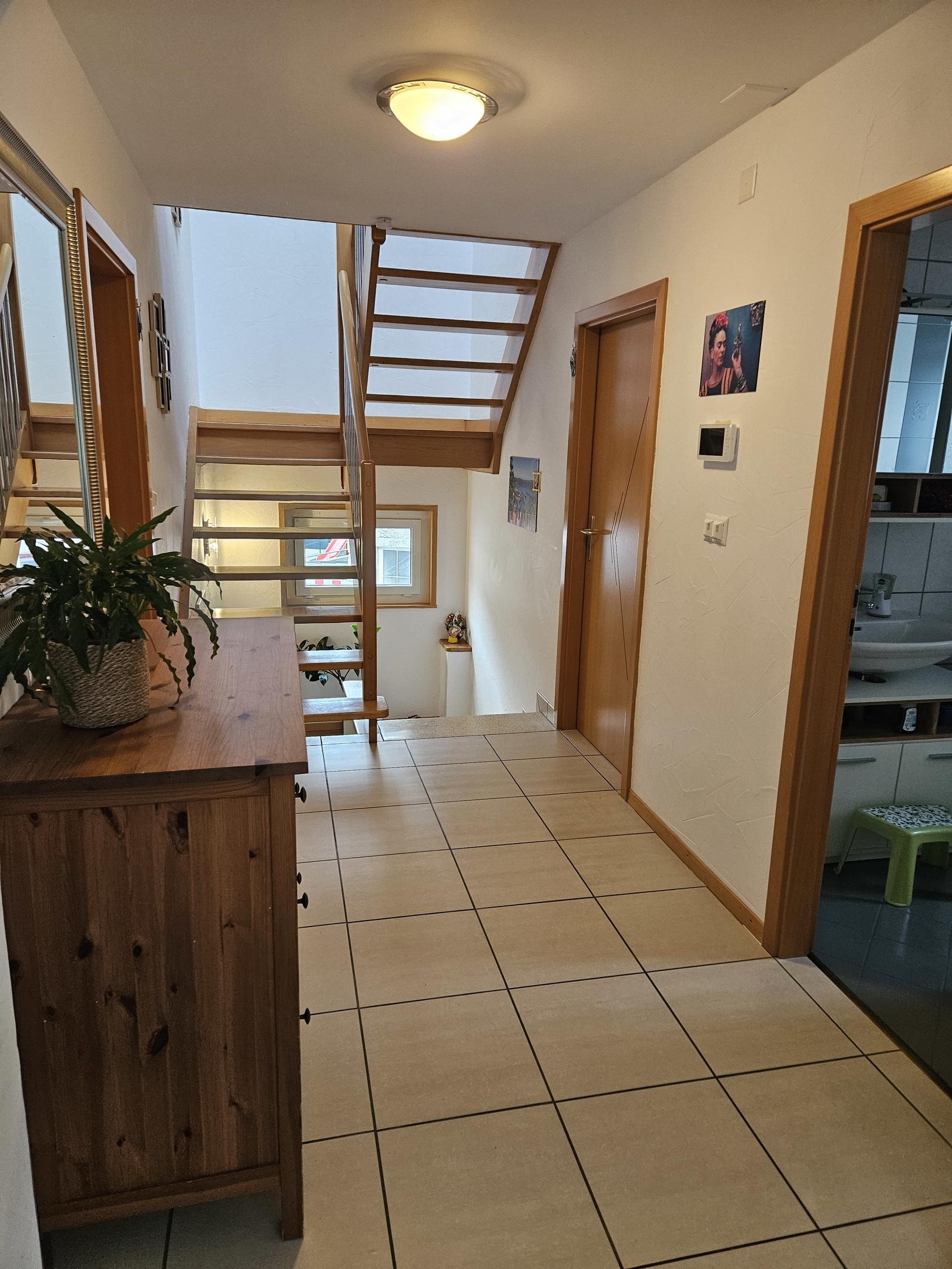 Heller Flur mit Treppe