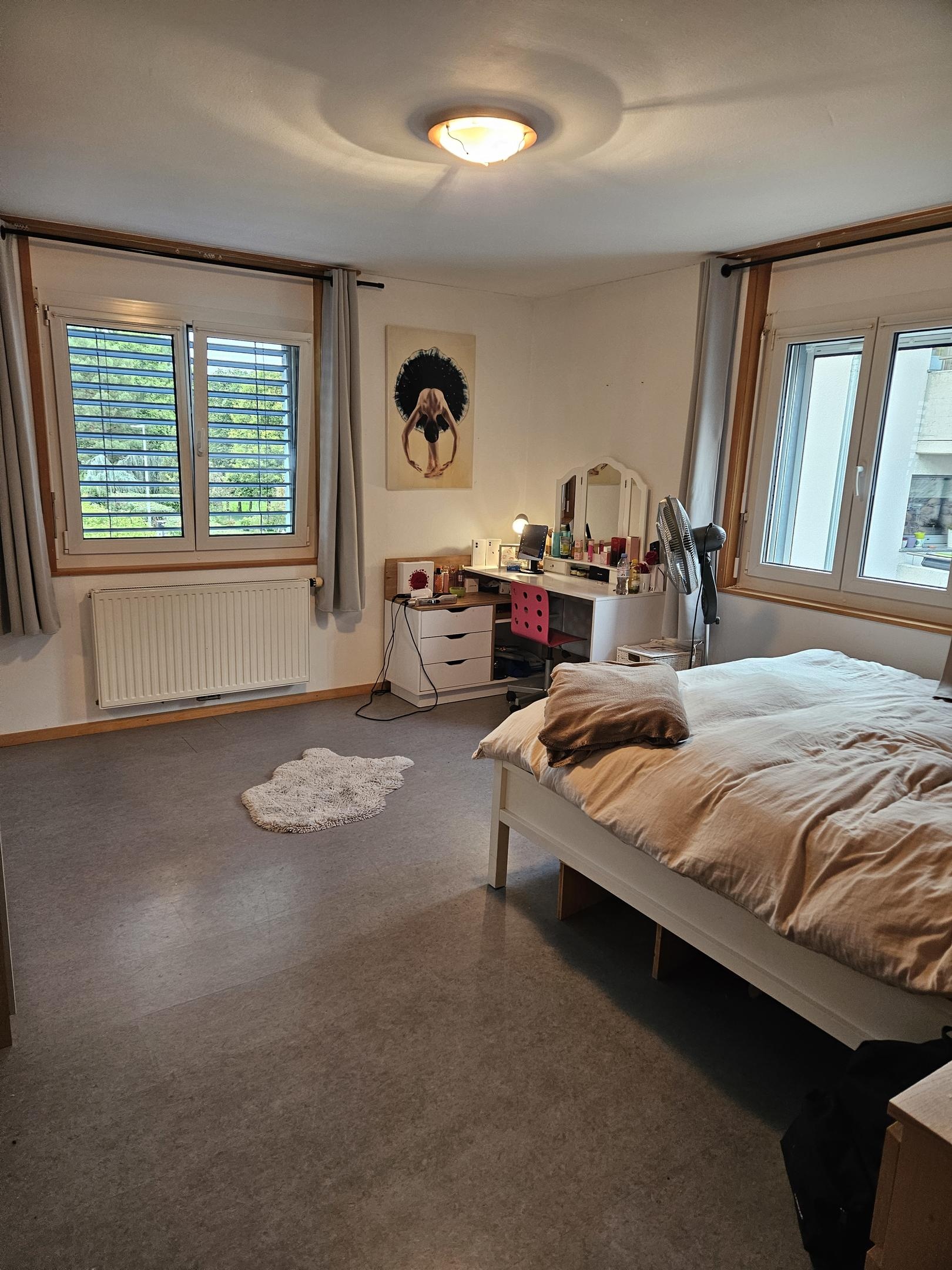 Schlafzimmer mit Arbeitsplatz