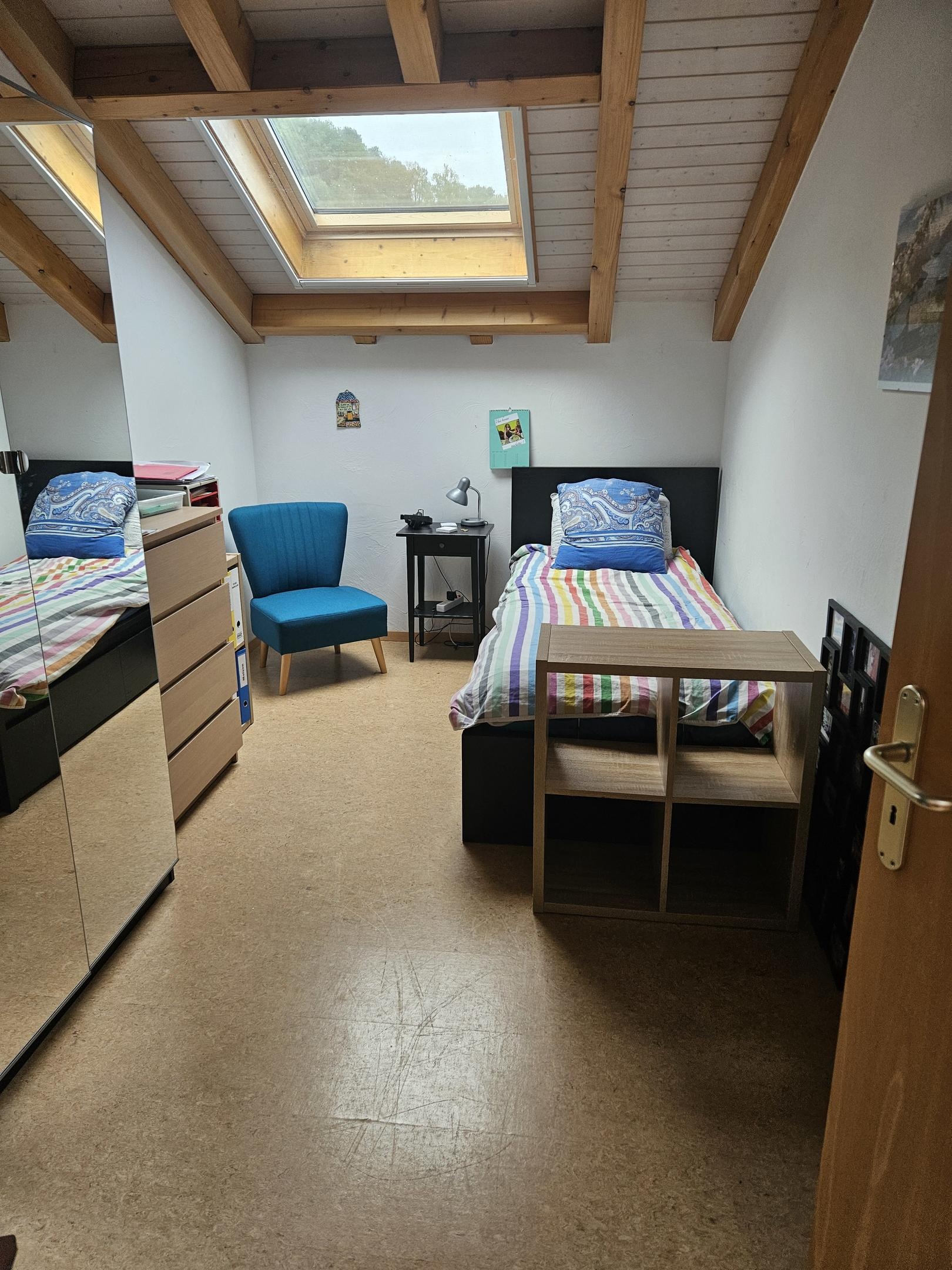 Dachzimmer mit Einzelbett