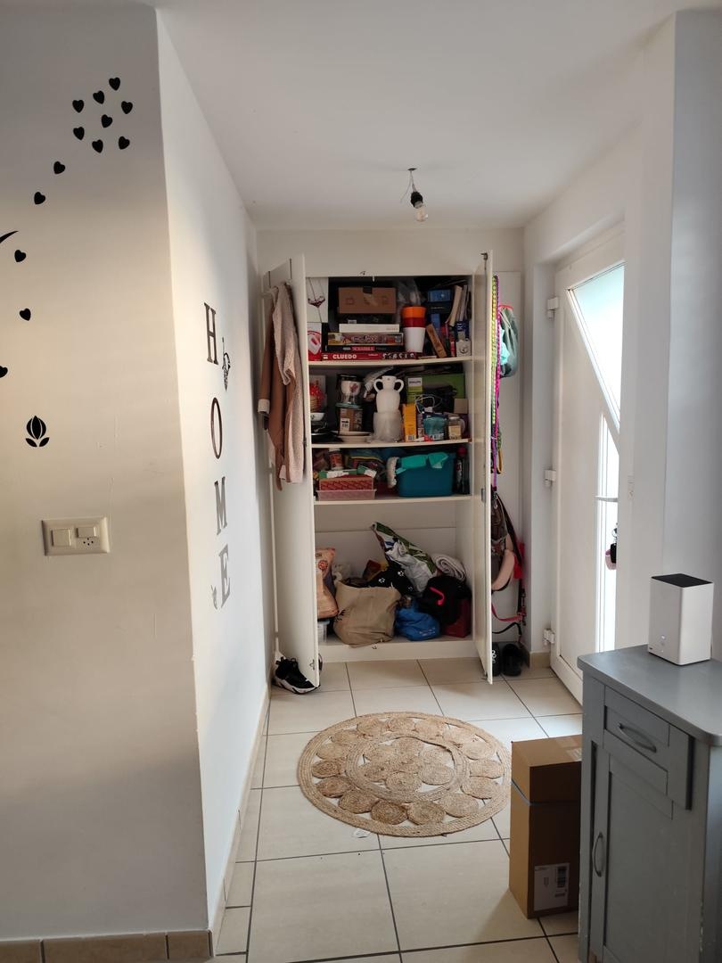 Heller Flur mit offenem Einbauschrank