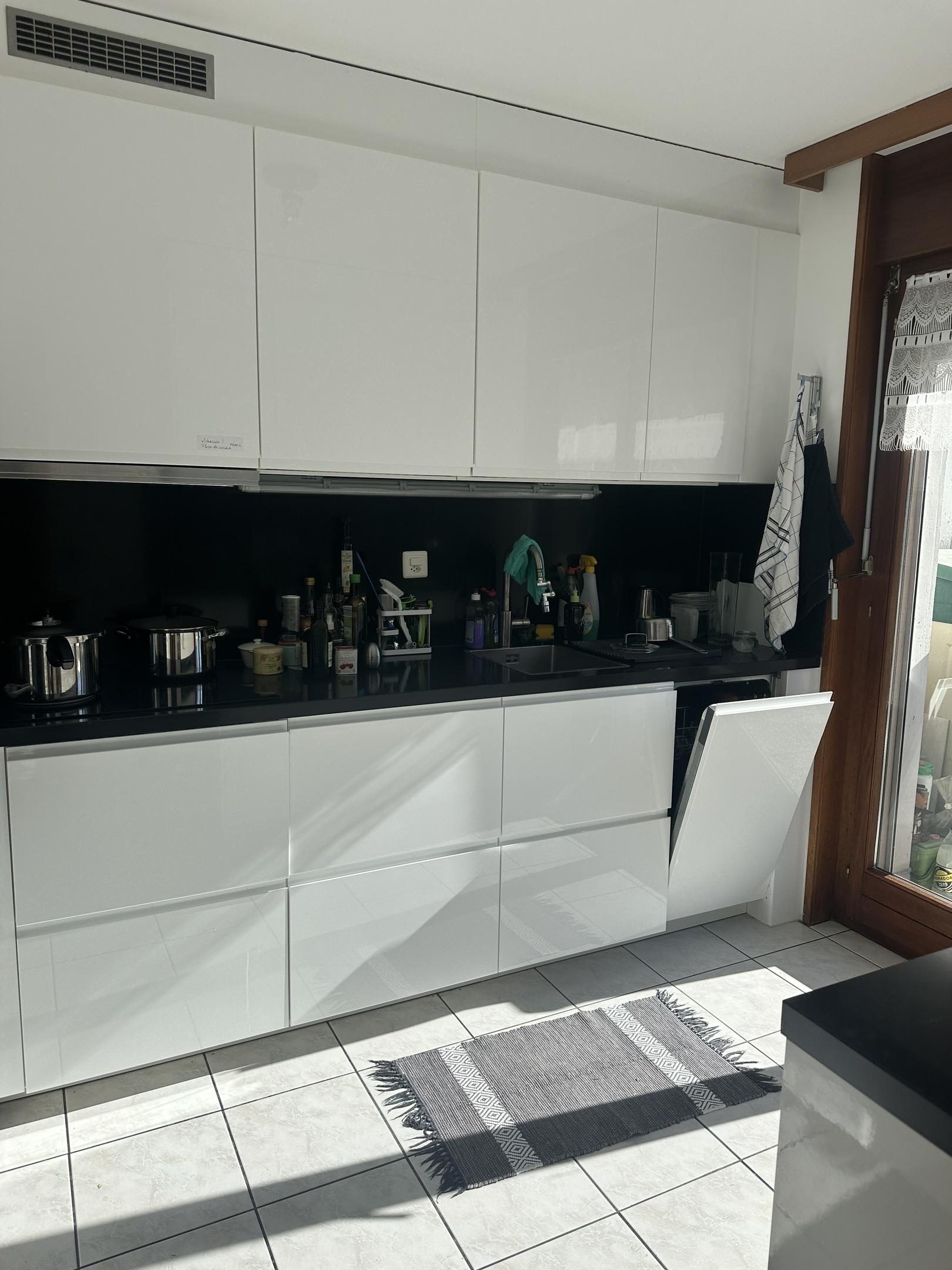 Moderne Küche mit glänzenden weißen Fronten