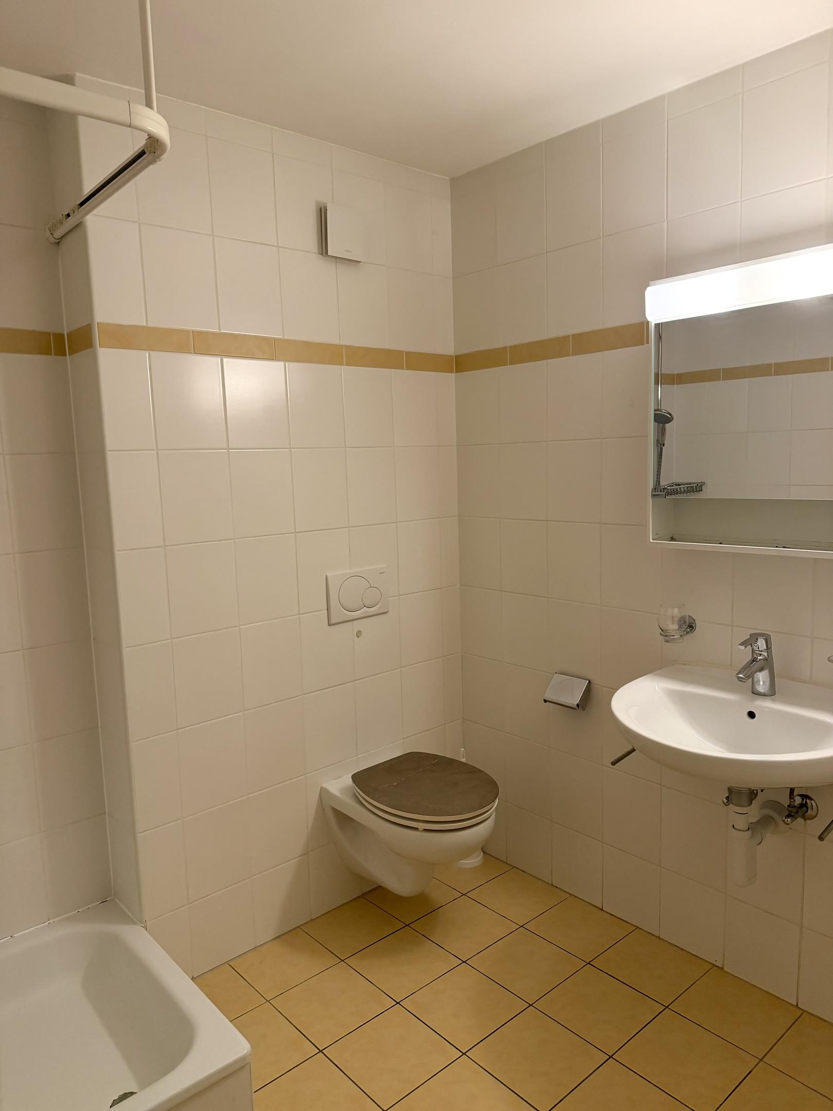 Kleines Badezimmer mit WC und Waschbecken