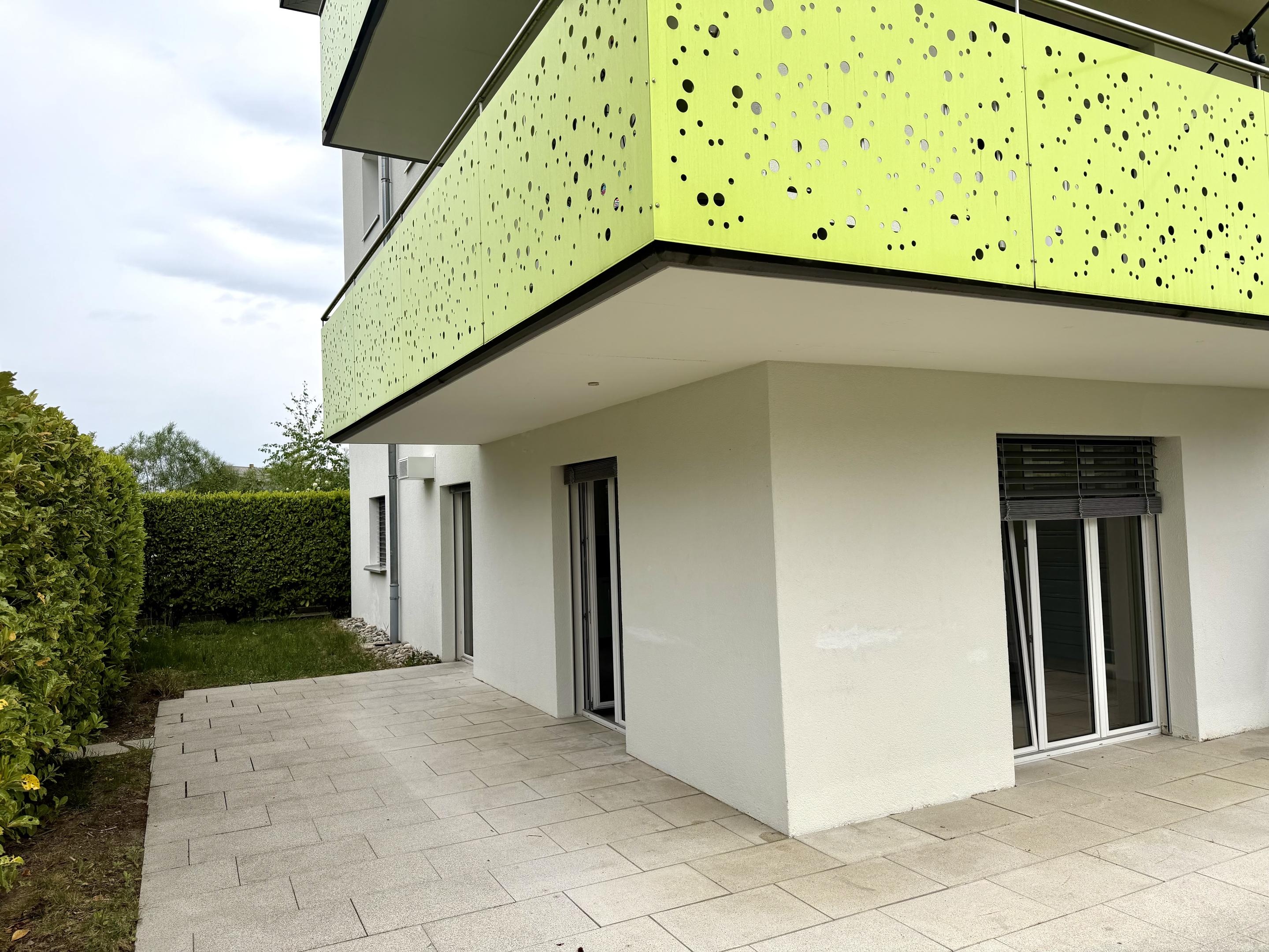 Moderner Balkon und Gartenbereich an einem Wohnhaus