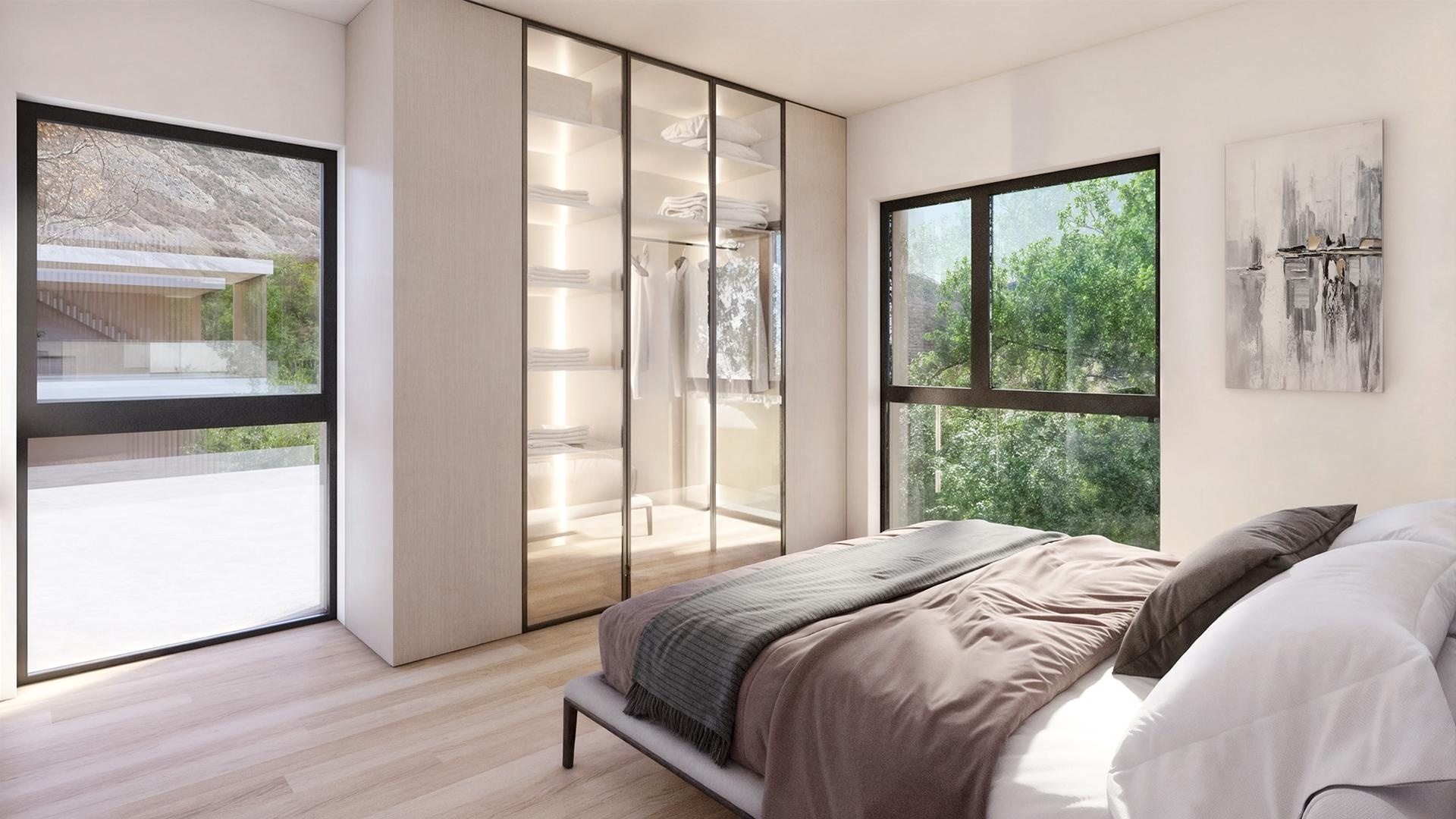 Helles Schlafzimmer mit großen Fenstern und Einbauschrank