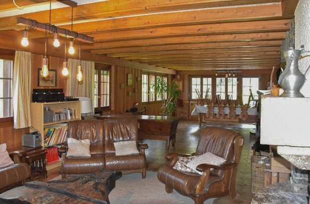 Rustikales Wohn- und Esszimmer mit Holzdecke