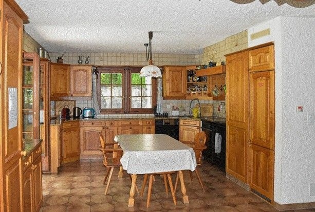 Landhausküche mit Holzmöbeln