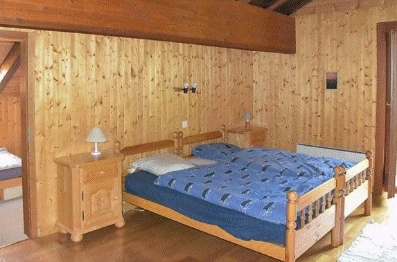 Rustikales Schlafzimmer mit Holzvertäfelung
