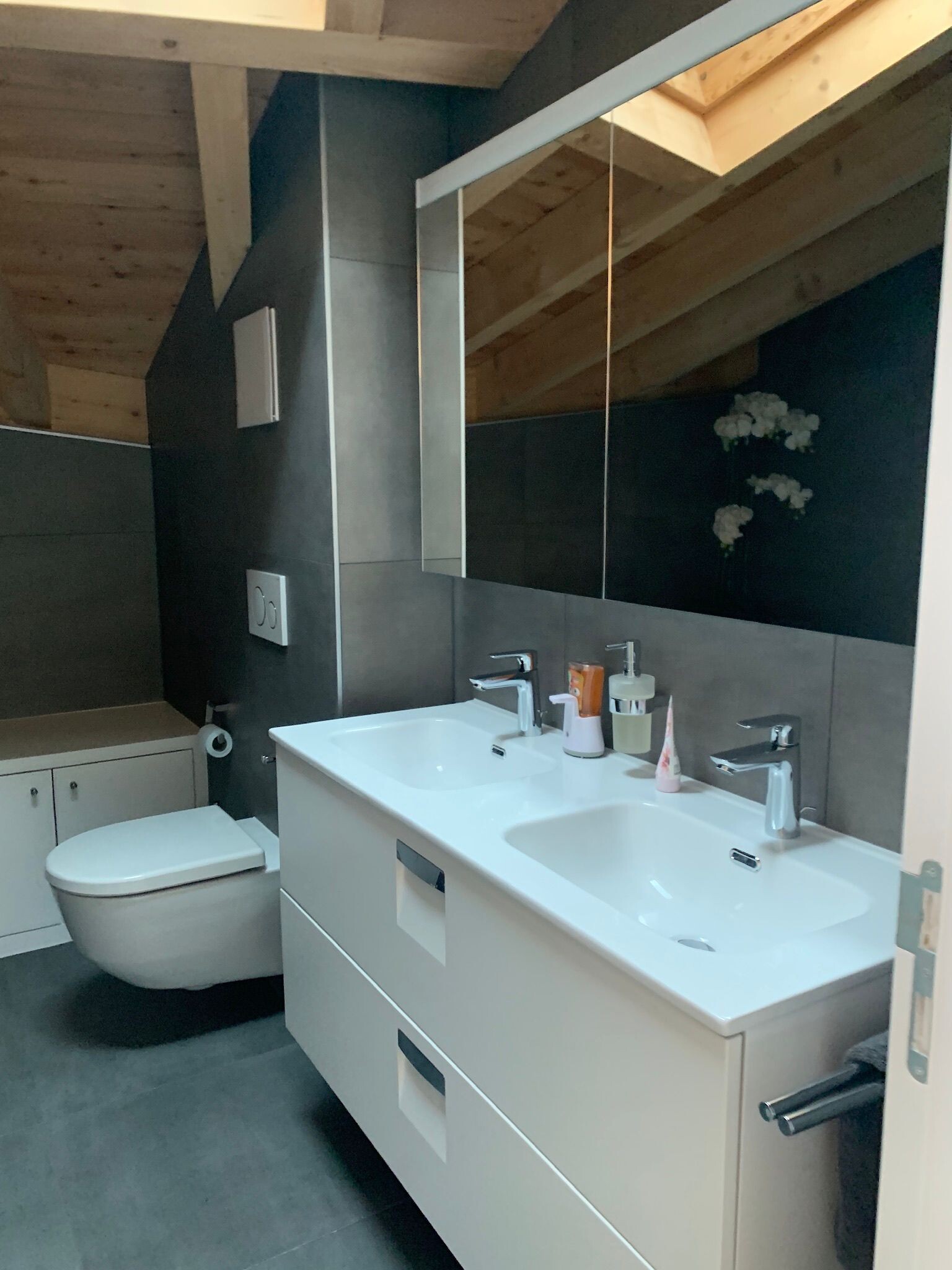 Modernes Dachgeschoss-Badezimmer mit Doppelwaschtisch