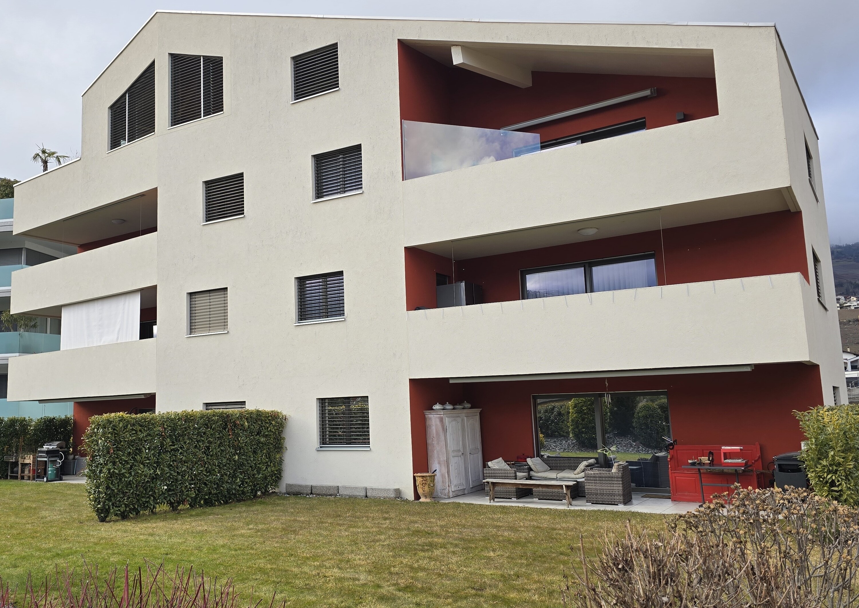 Modernes Wohngebäude mit Balkonen und Garten
