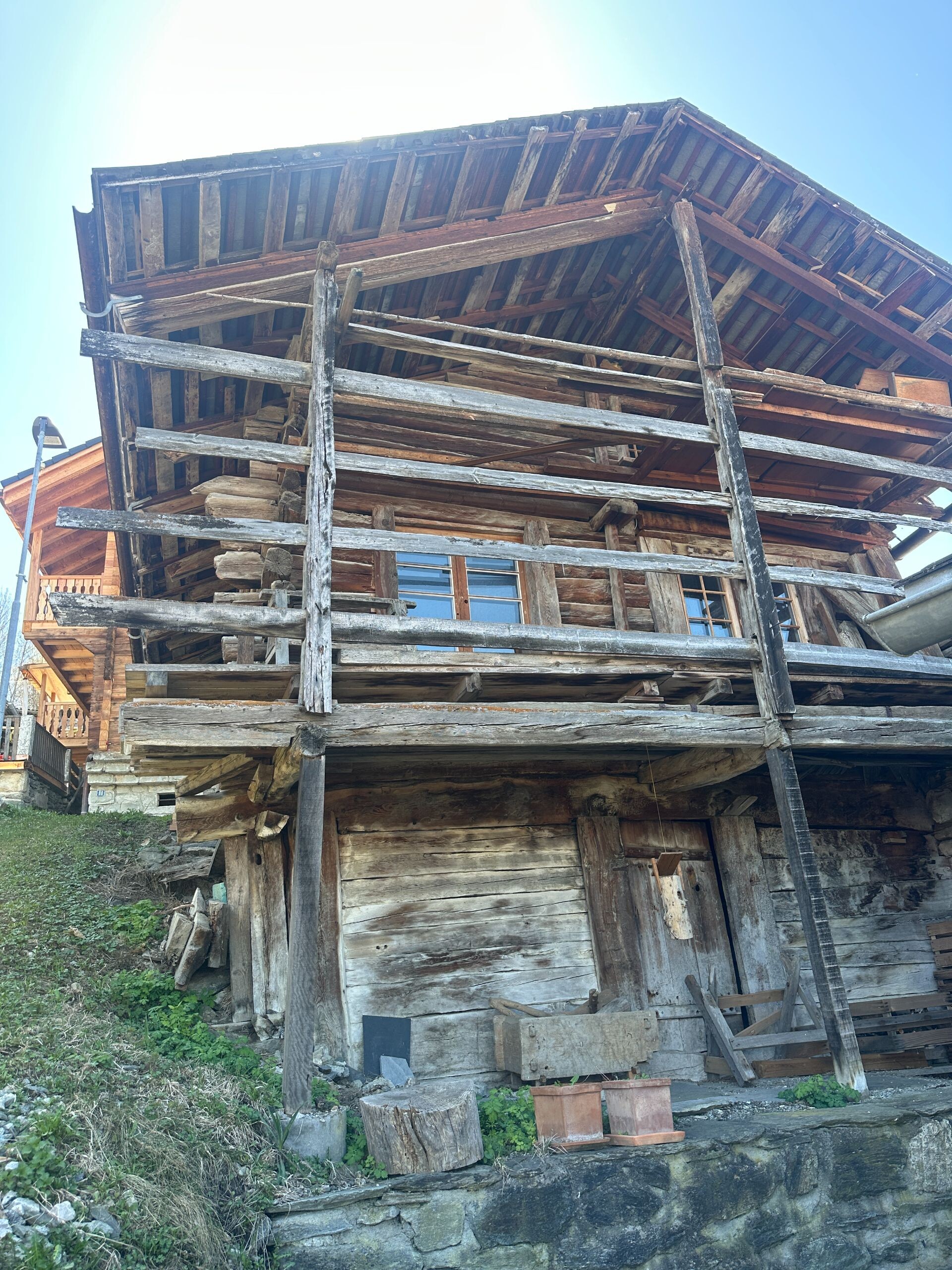 Rustikales Holzhaus mit stark verwitterter Fassade