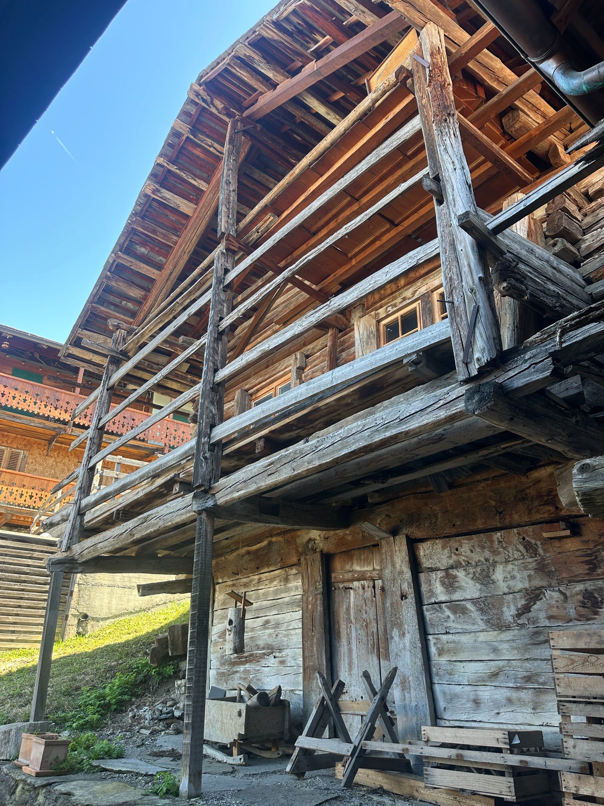 Alte Holzfassade mit freiliegender Konstruktion