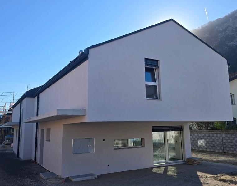 Modernes Einfamilienhaus mit weißer Fassade