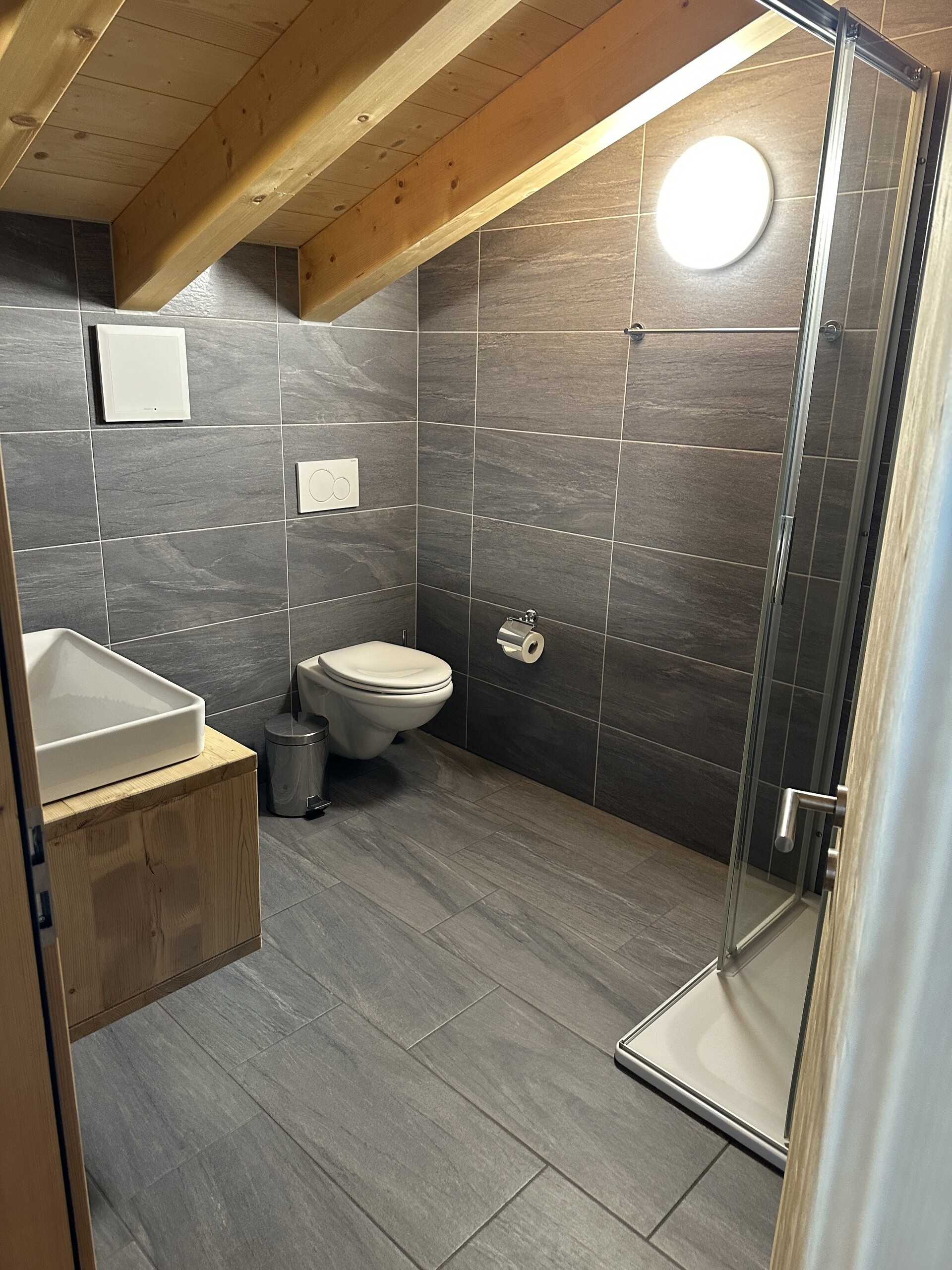 Modernes Dachgeschoss-Badezimmer mit WC und Dusche