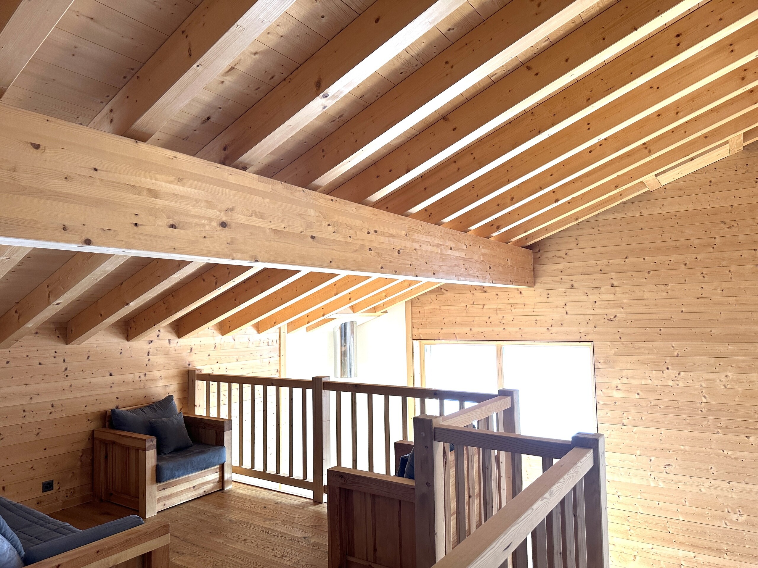 Heller Holzgalerie-Bereich