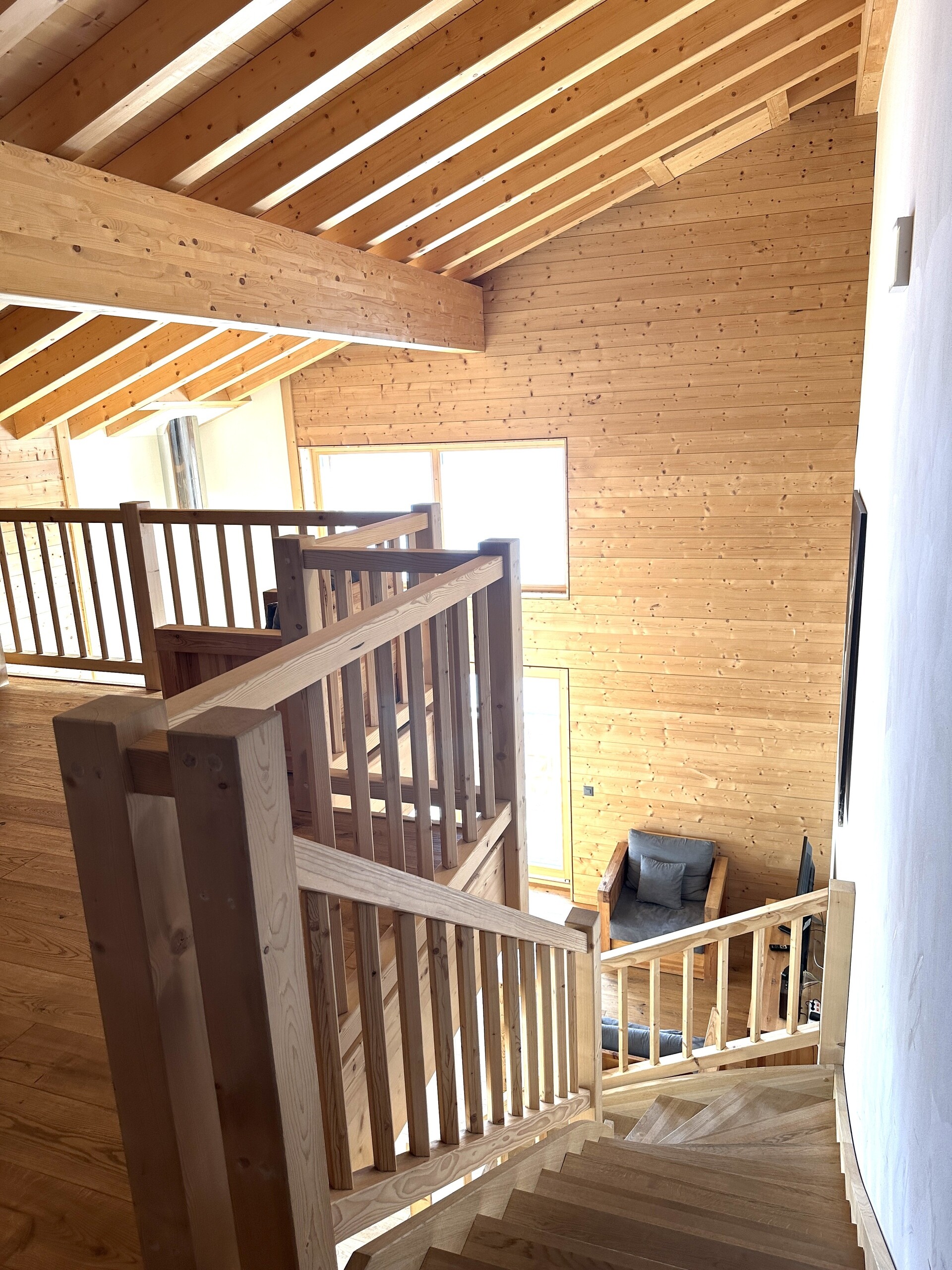 Lichtes Holztreppenhaus mit Galerie