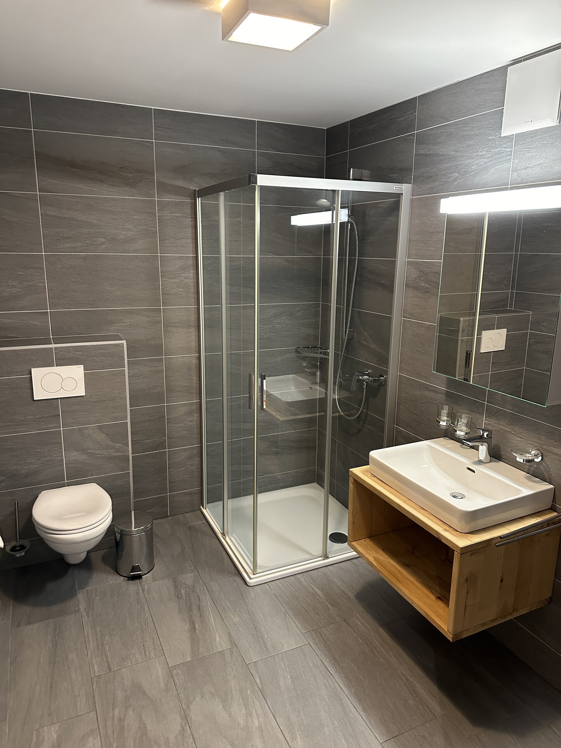 Modernes Badezimmer mit Dusche und WC