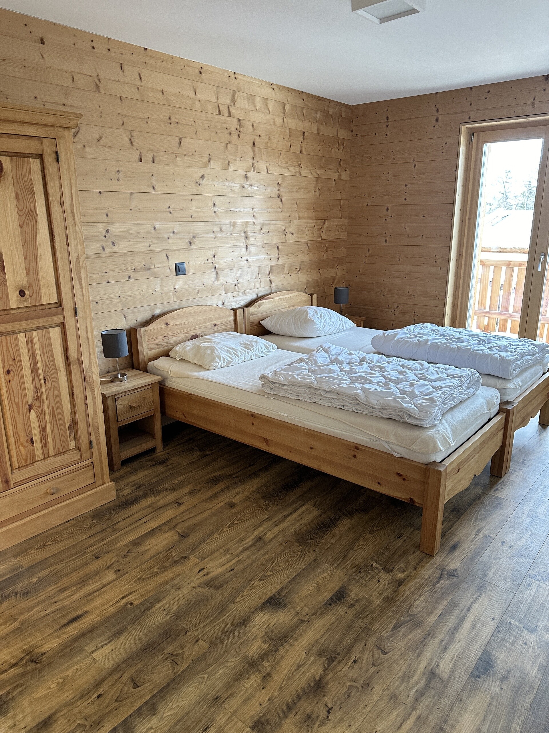 Holz-Schlafzimmer mit Doppelbett