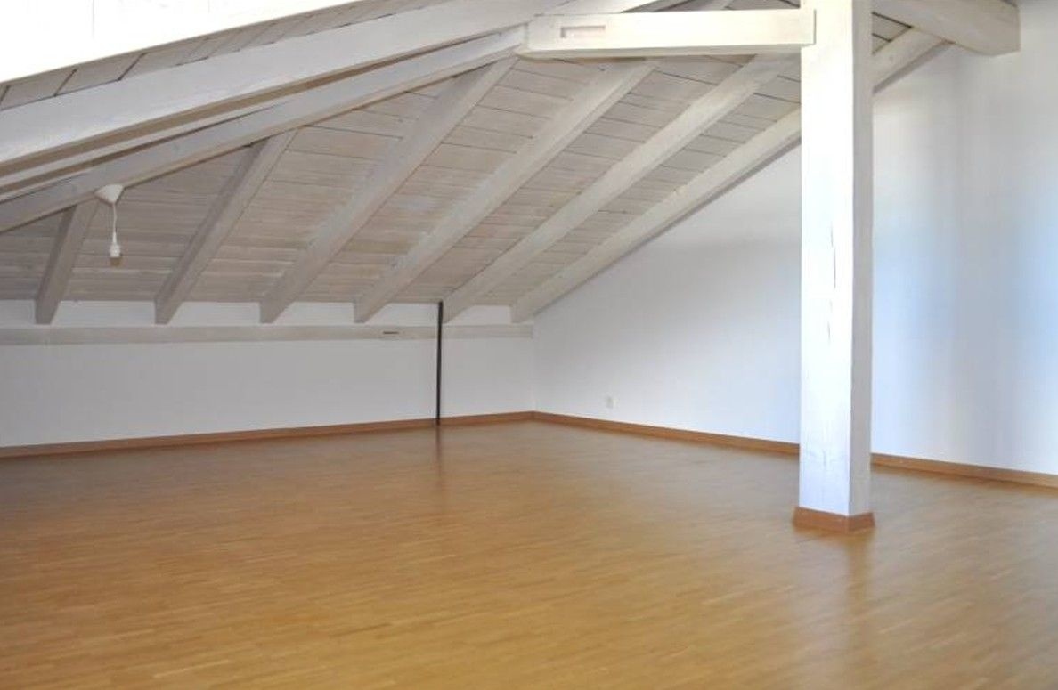 Heller Dachboden mit sichtbaren Holzbalken