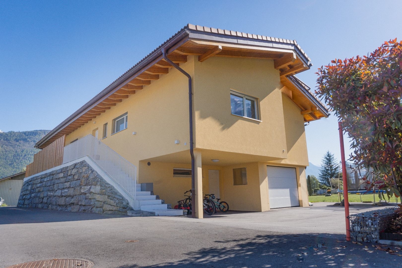 Außenansicht eines modernen Einfamilienhauses mit Doppelgarage