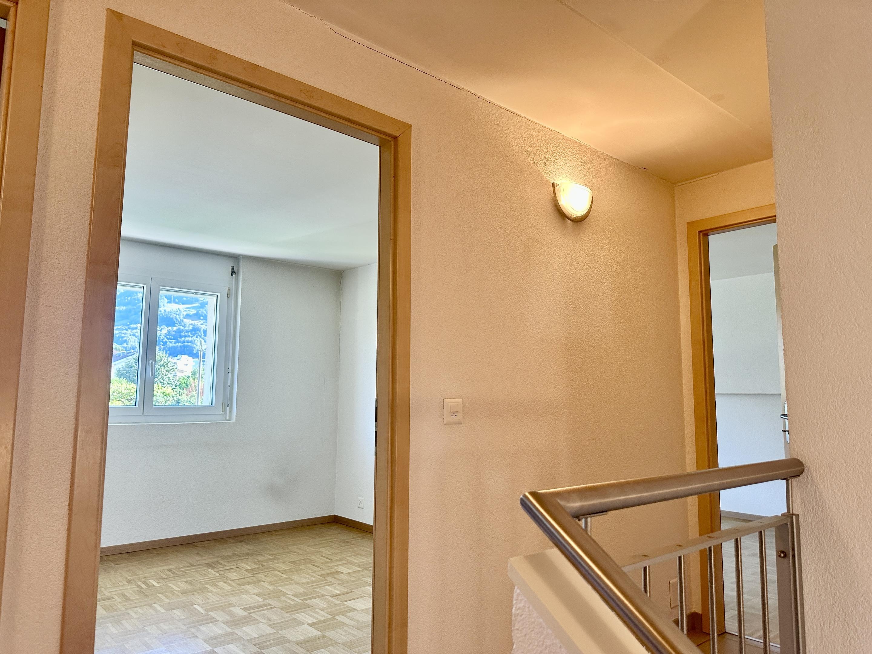 Treppenhaus mit Blick in zwei helle Räume