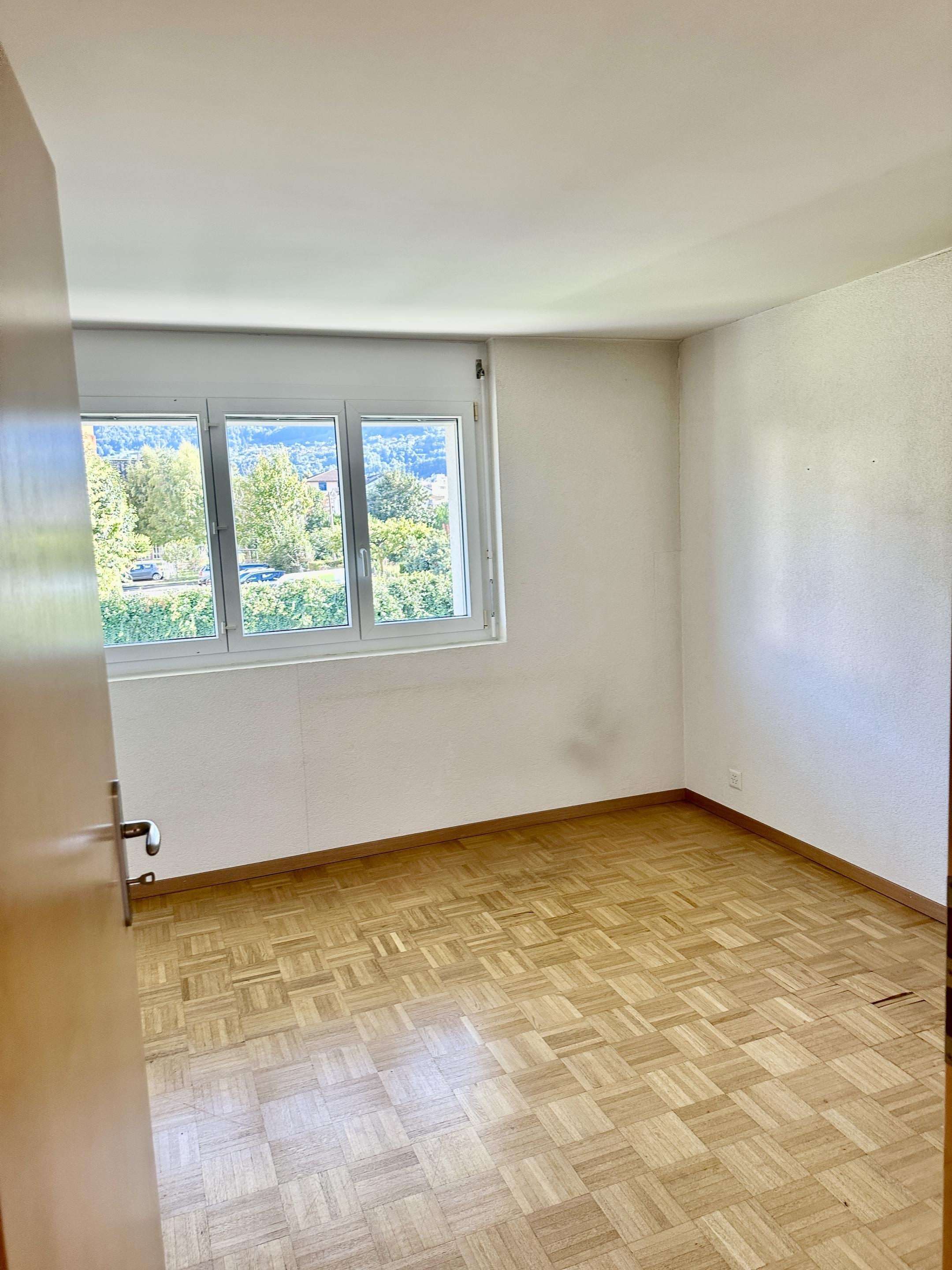 Leerer Wohnraum mit Fenster