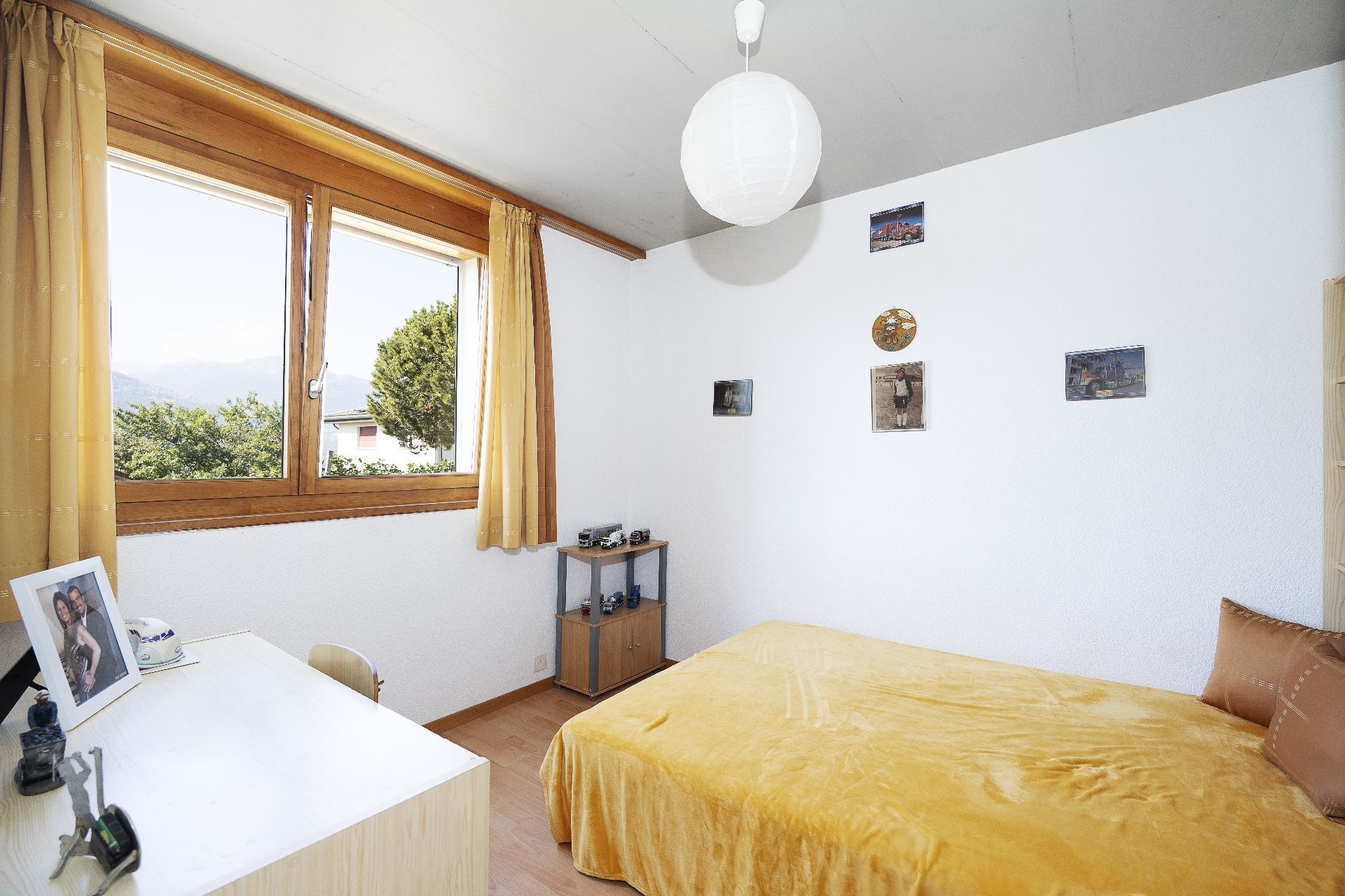 Schlafzimmer mit Fensterblick