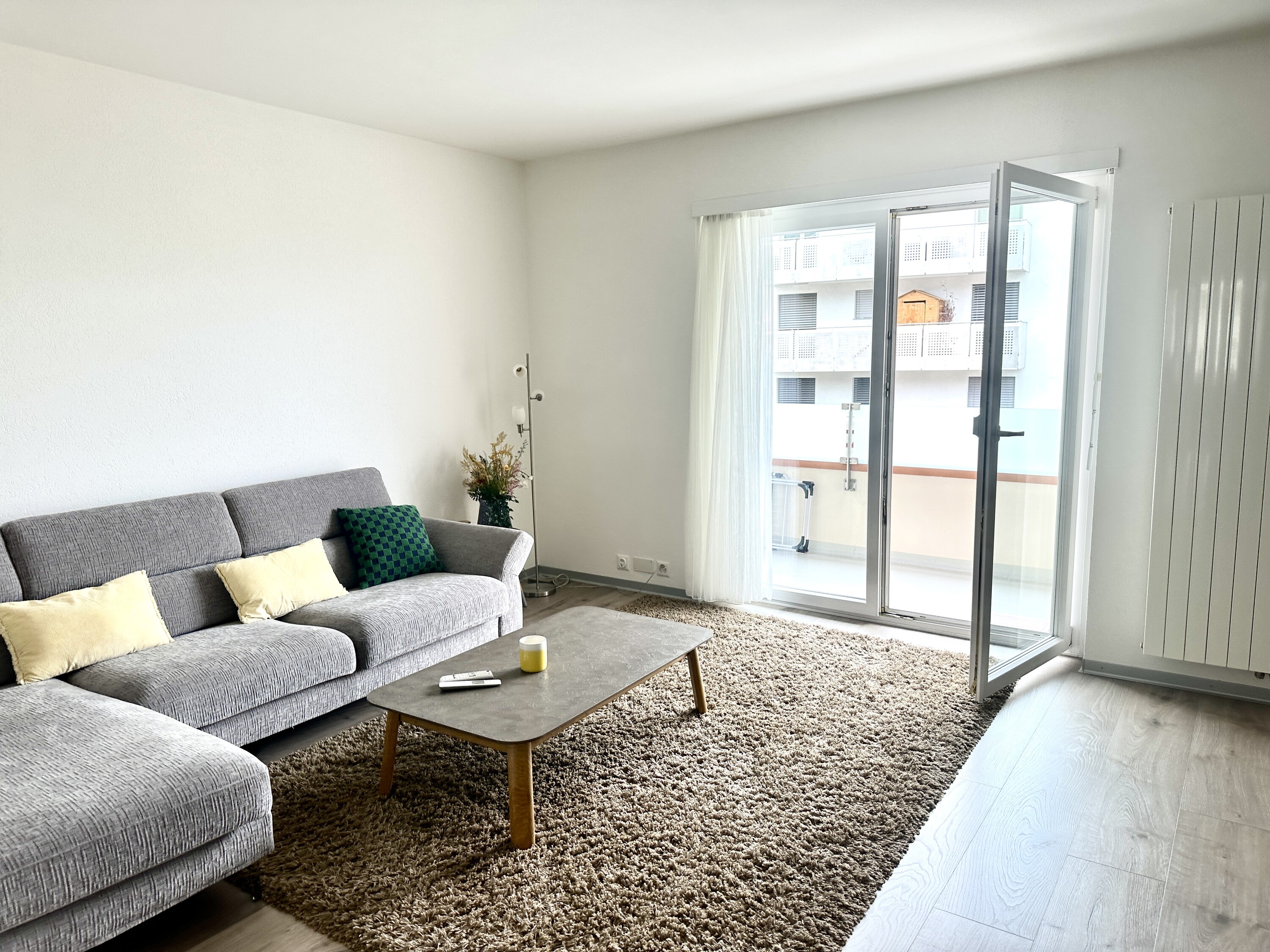 Helles Wohnzimmer mit Balkonzugang