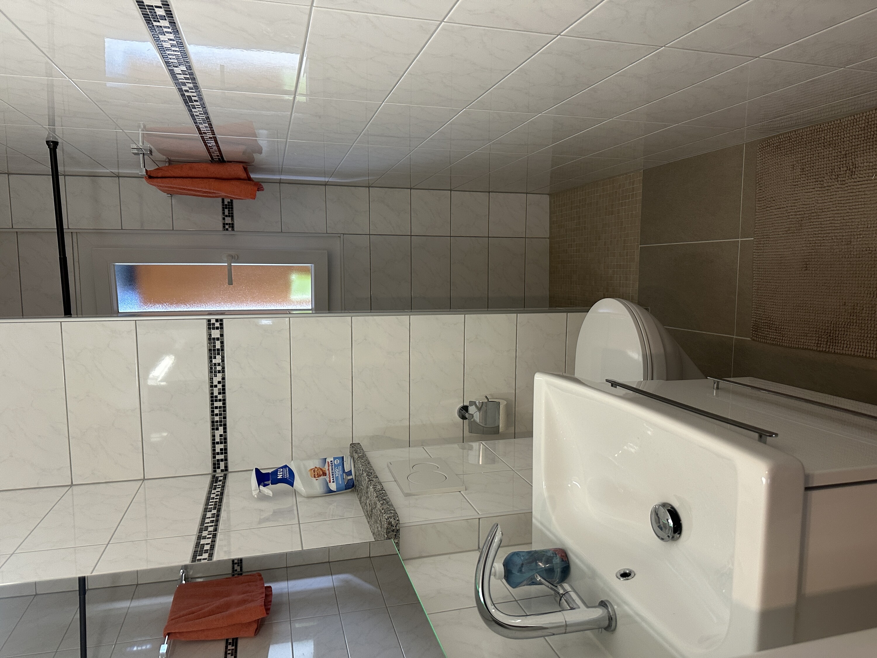 Kleines, helles Badezimmer mit WC und Waschtisch
