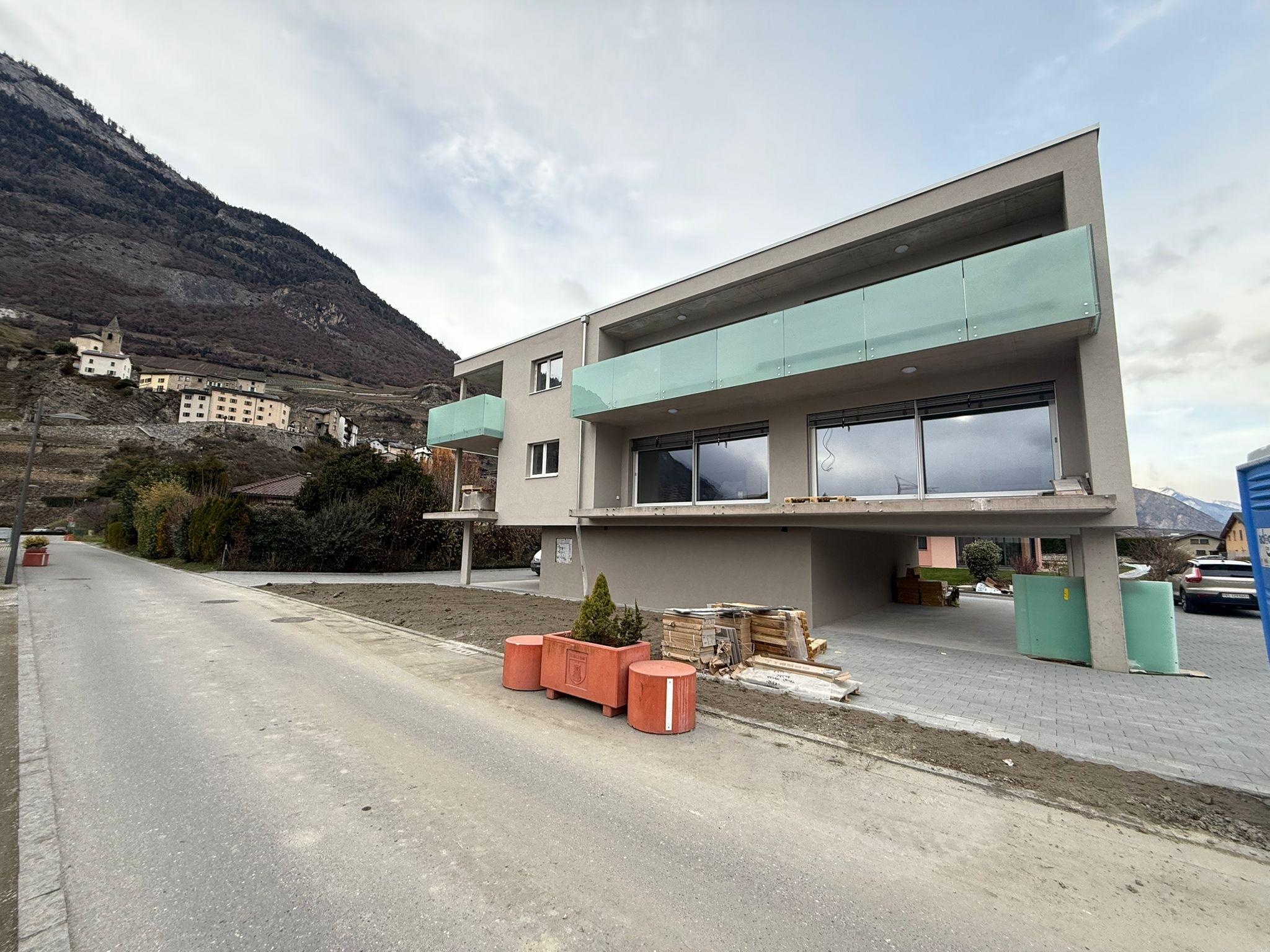 Modernes Mehrfamilienhaus in Hanglage