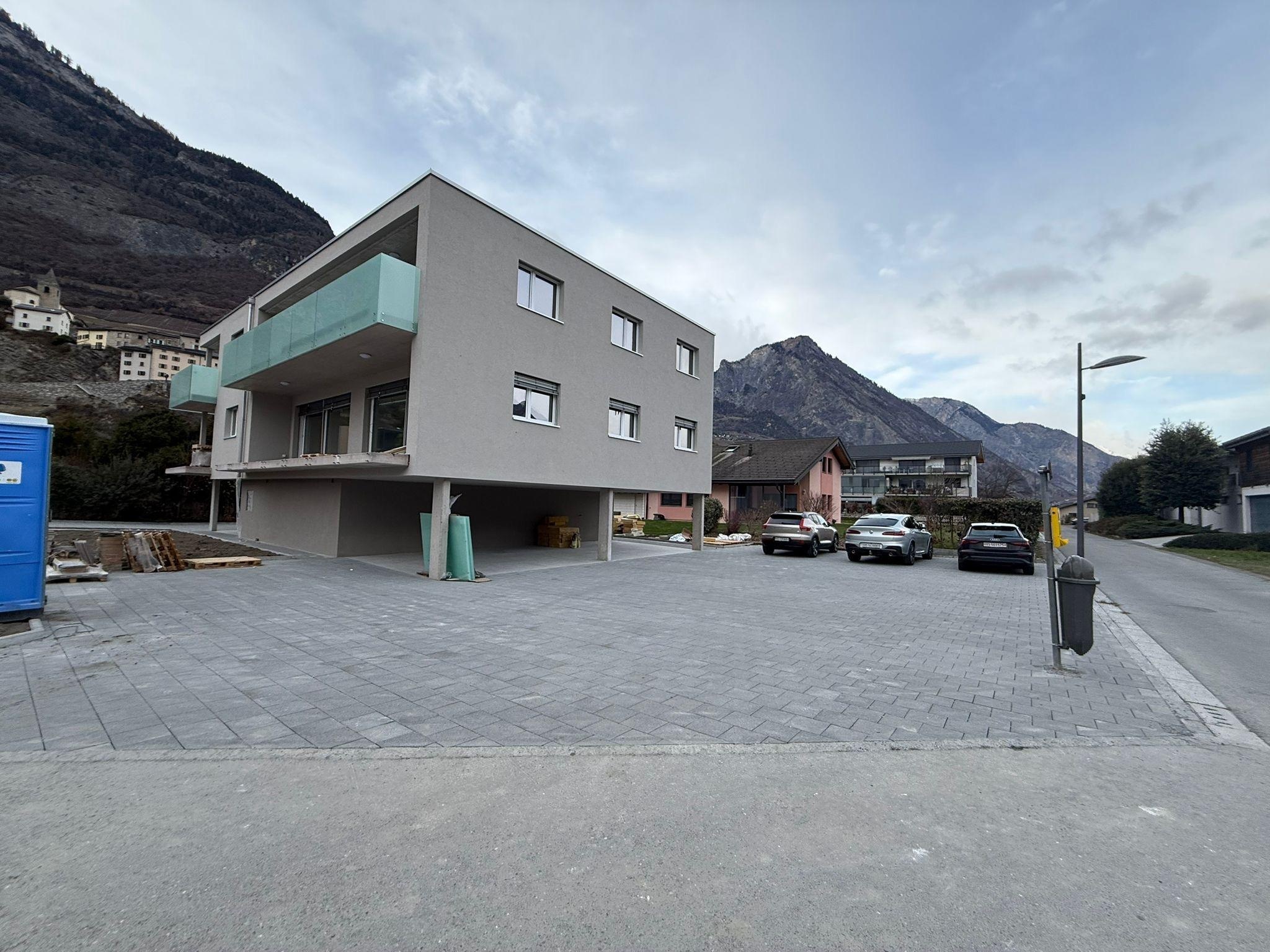 Modernes Mehrfamilienhaus mit Bergkulisse