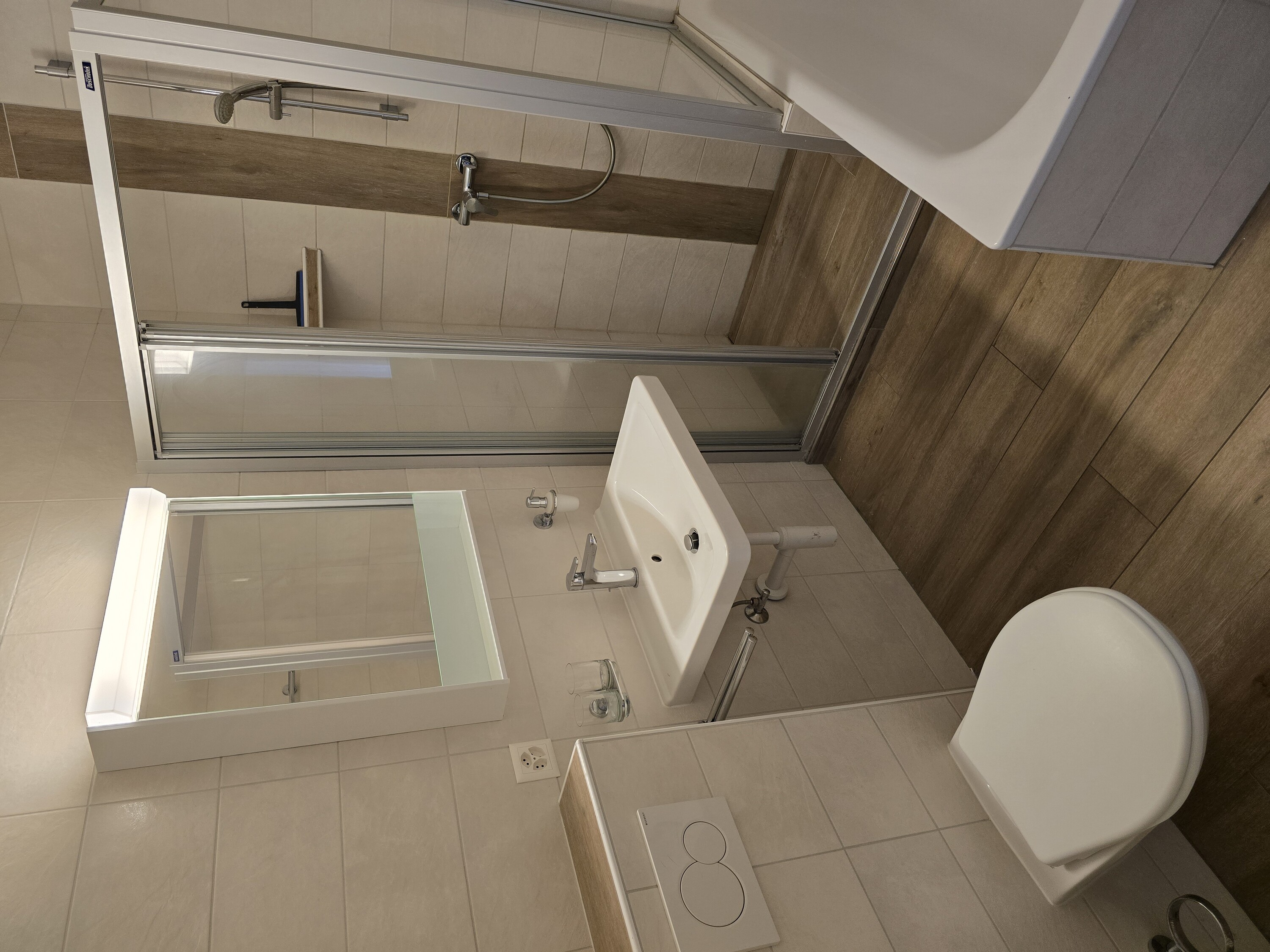 Modernes Badezimmer mit Dusche und WC