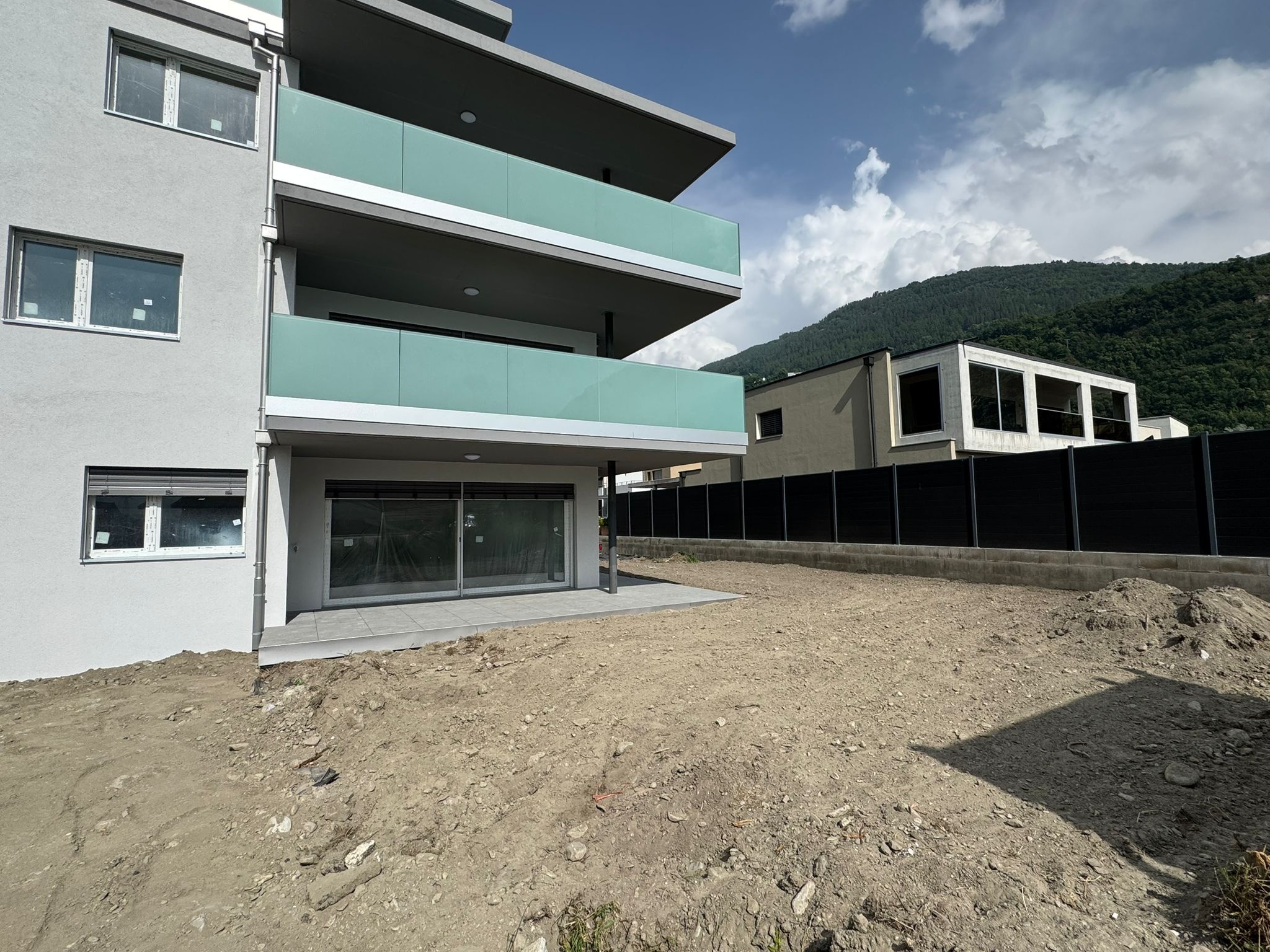 Moderne Wohnanlage mit Balkon und Bergblick