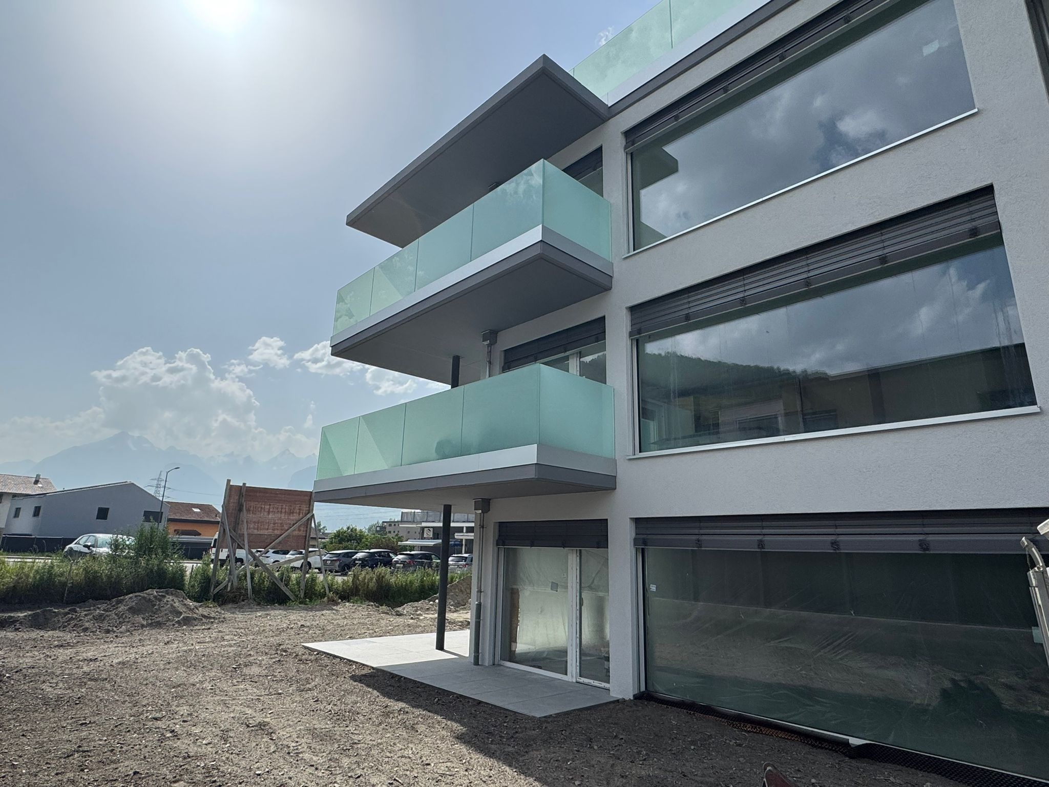 Moderne Außenansicht eines Neubaus mit Balkonen