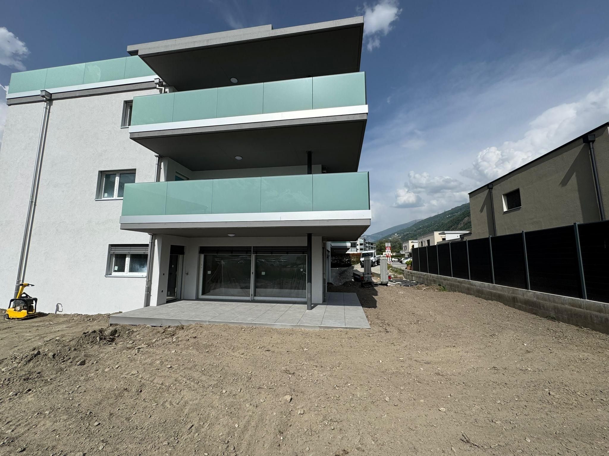 Modernes Mehrfamilienhaus mit Balkonen